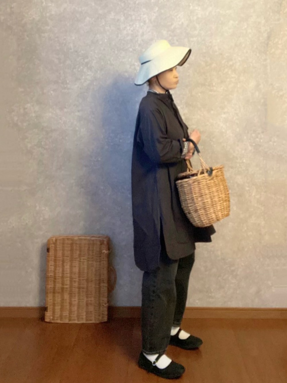 ブラック系のシューズ、ブラック系のパンツ、ブラック系のトップスを着用したレディースの春コーディネートの2枚目の写真