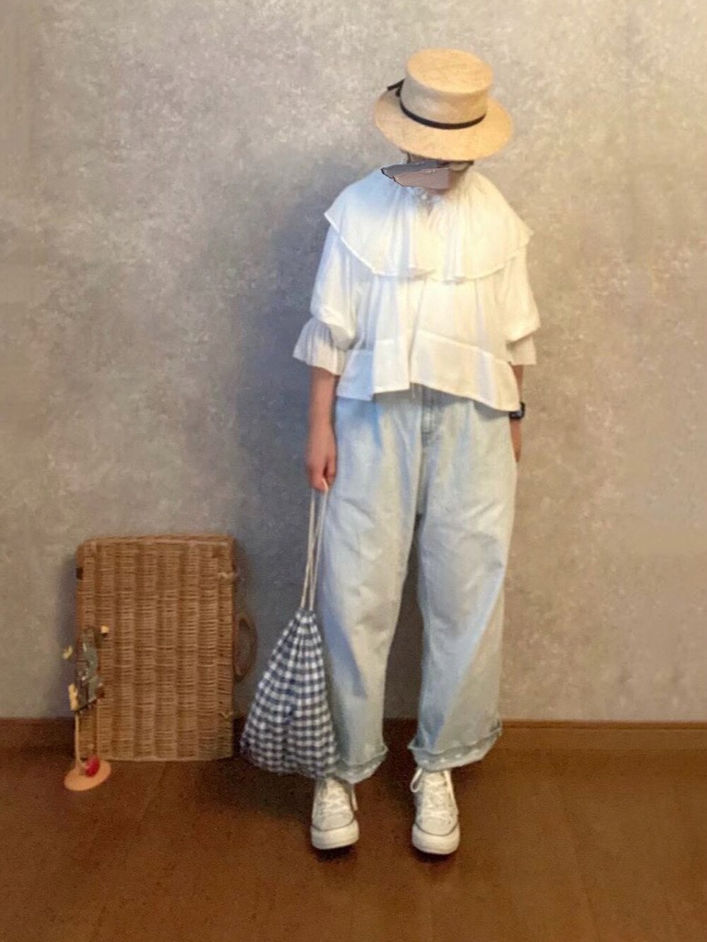 ブルー系のスニーカー、ブルー系のバッグ、ブルー系のパンツを着用したレディースの夏コーディネートの2枚目の写真