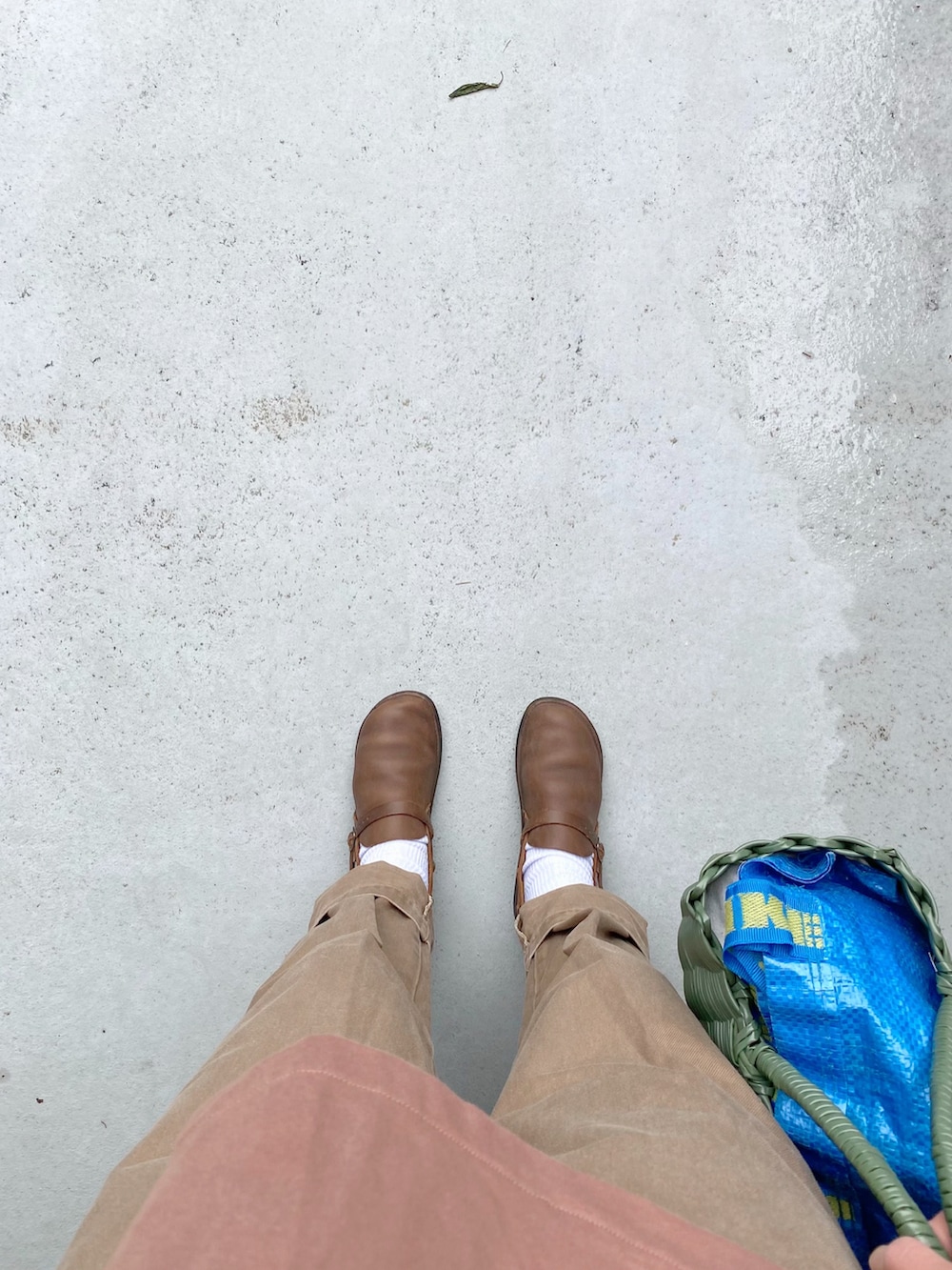 ブラウン系のシューズ、ブラウン系のその他パンツ、ブラウン系のバッグを着用したレディースの春コーディネートの2枚目の写真