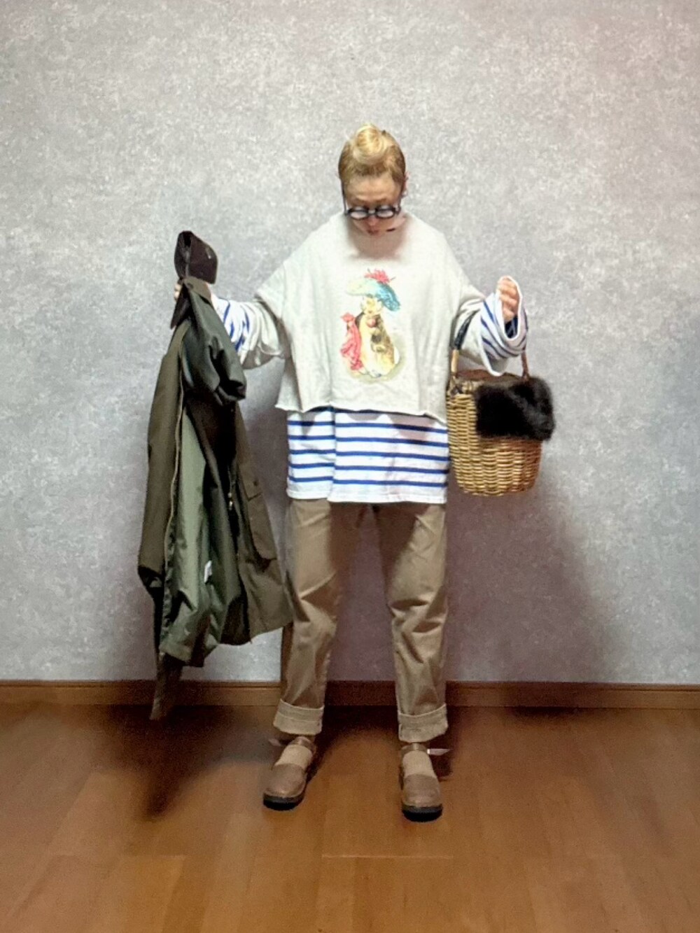 ブラウン系のシューズ、ブラウン系のその他パンツ、ベージュ系のバッグを着用したレディースの冬コーディネートの2枚目の写真