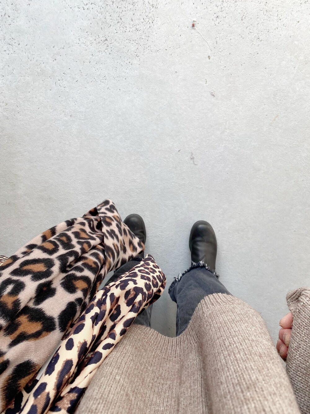 ブラック系のブーツ、その他のバッグ、ブラック系のパンツを着用したレディースの冬コーディネートの4枚目の写真