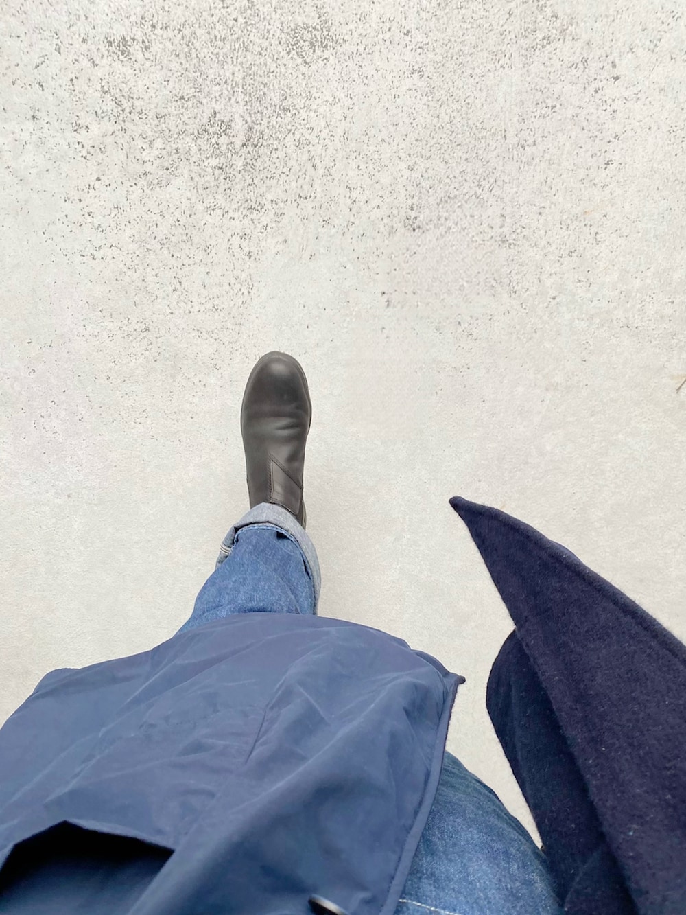 ブラック系のブーツ、ブルー系のオールインワン・サロペット、ブルー系のジャケット/アウターを着用したレディースの冬コーディネートの3枚目の写真