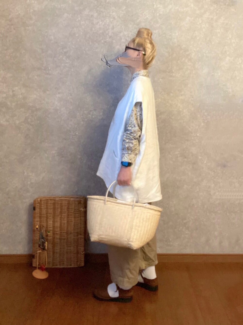 ブラウン系のシューズ、ベージュ系のパンツ、ベージュ系のバッグを着用したレディースの春コーディネートの2枚目の写真