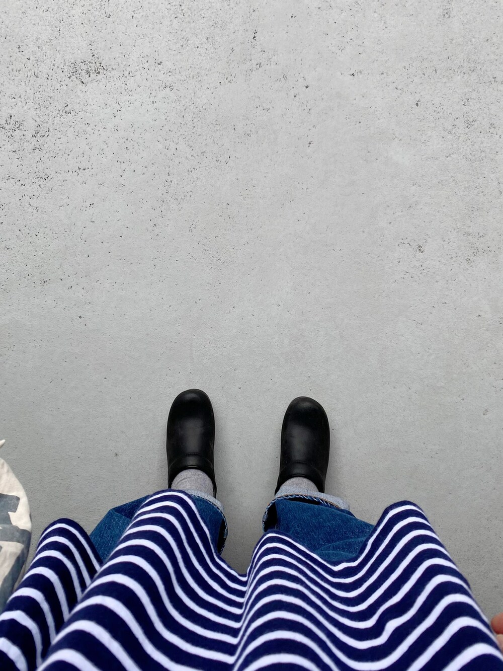 ブラック系のサンダル、ブルー系のパンツ、ブルー系のトップスを着用したレディースの秋コーディネートの2枚目の写真