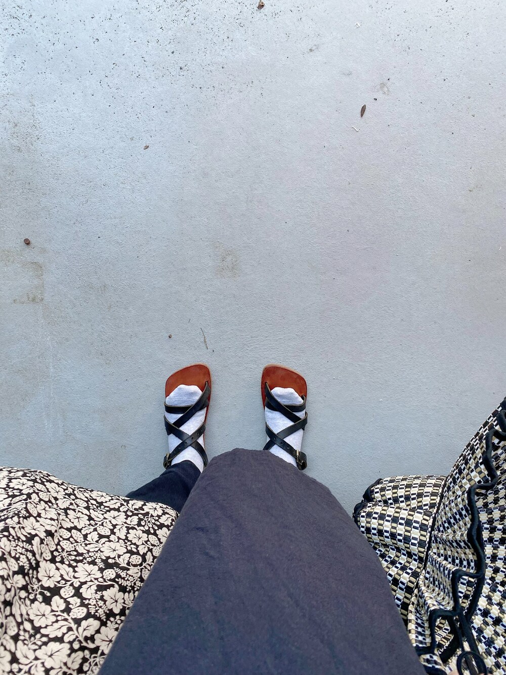 ブラック系のシューズ、ブラック系のパンツ、ブラック系のバッグを着用したレディースの夏コーディネートの2枚目の写真