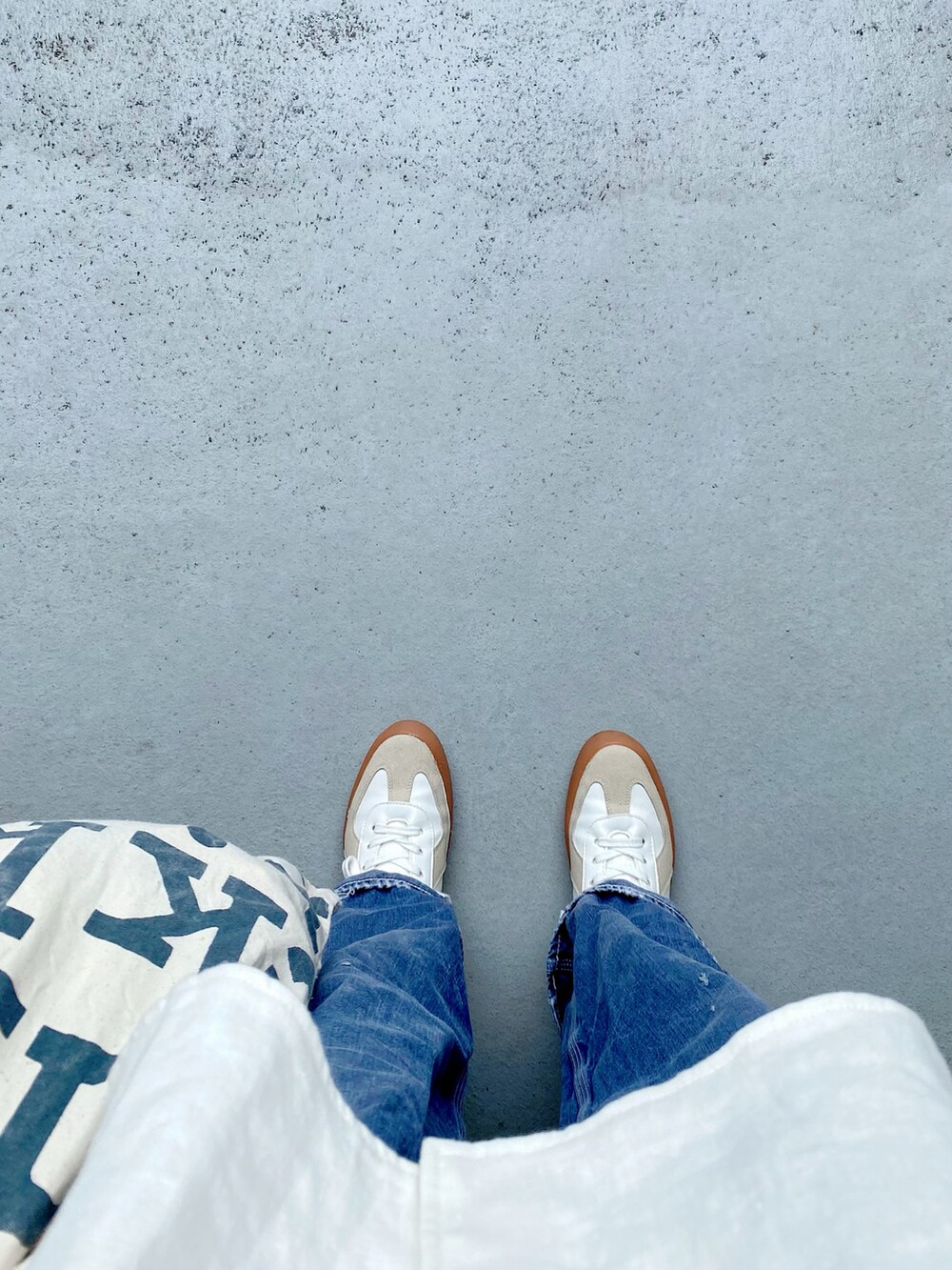 ホワイト系のスニーカー、ブルー系のオールインワン・サロペット、ホワイト系のトップスを着用したレディースの夏コーディネートの2枚目の写真