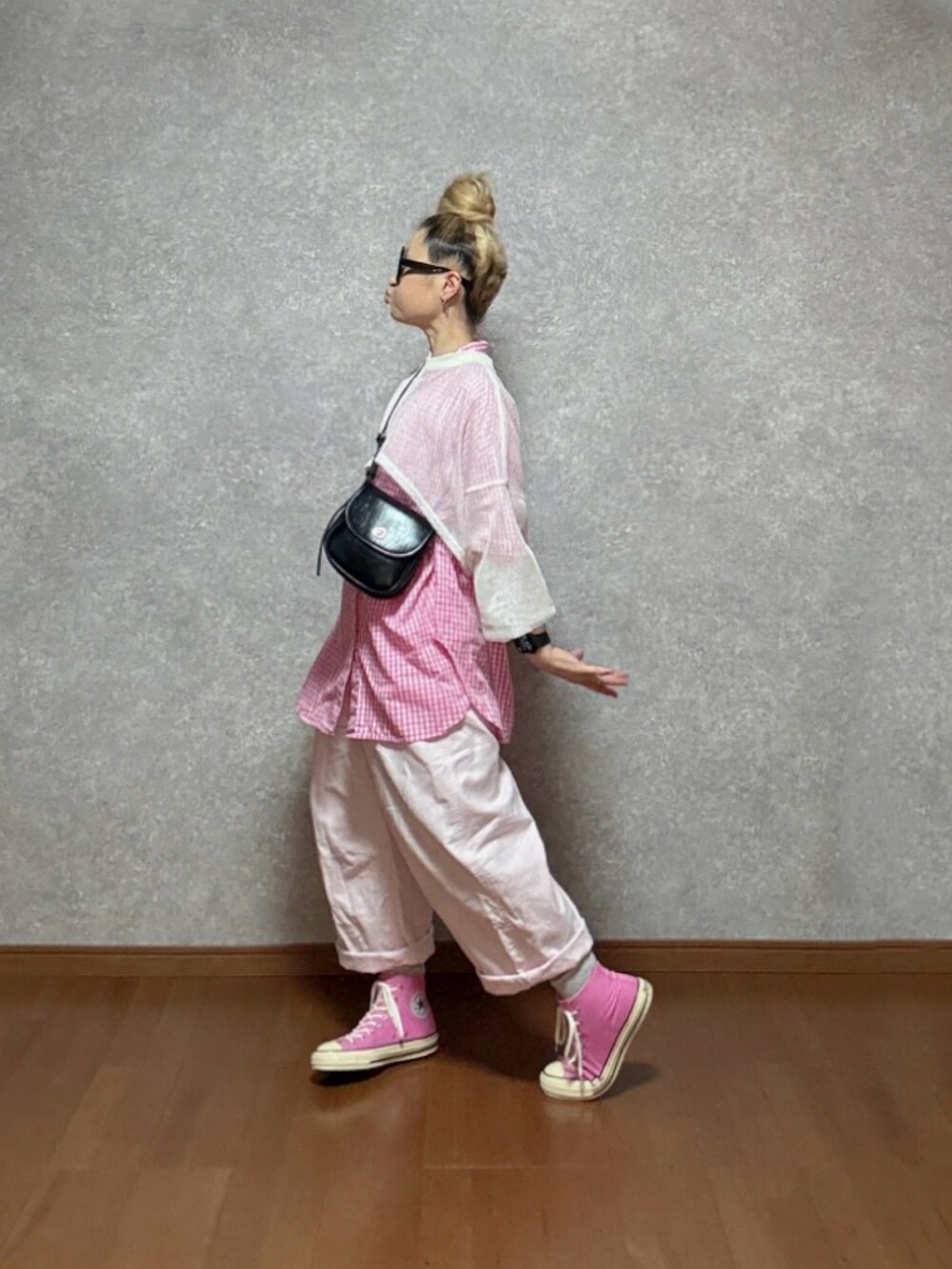 ピンク系のスニーカー、ピンク系のその他パンツ、ピンク系のシャツ/ブラウスを着用したレディースの夏コーディネートの2枚目の写真