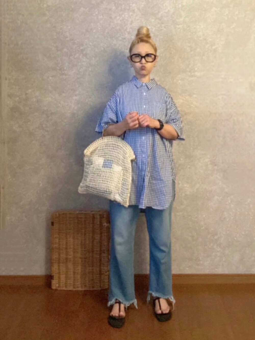 ブラック系のサンダル、ホワイト系のトートバッグ、ブルー系のシャツ/ブラウスを着用したレディースの夏コーディネートの2枚目の写真