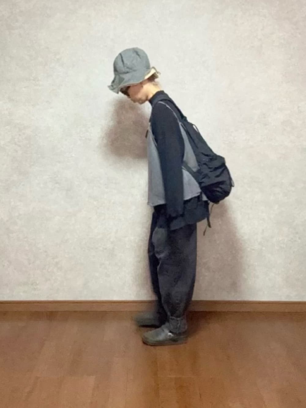 ブラック系のシューズ、ブラック系のパンツ、ブラック系のバッグを着用したレディースの春コーディネートの2枚目の写真