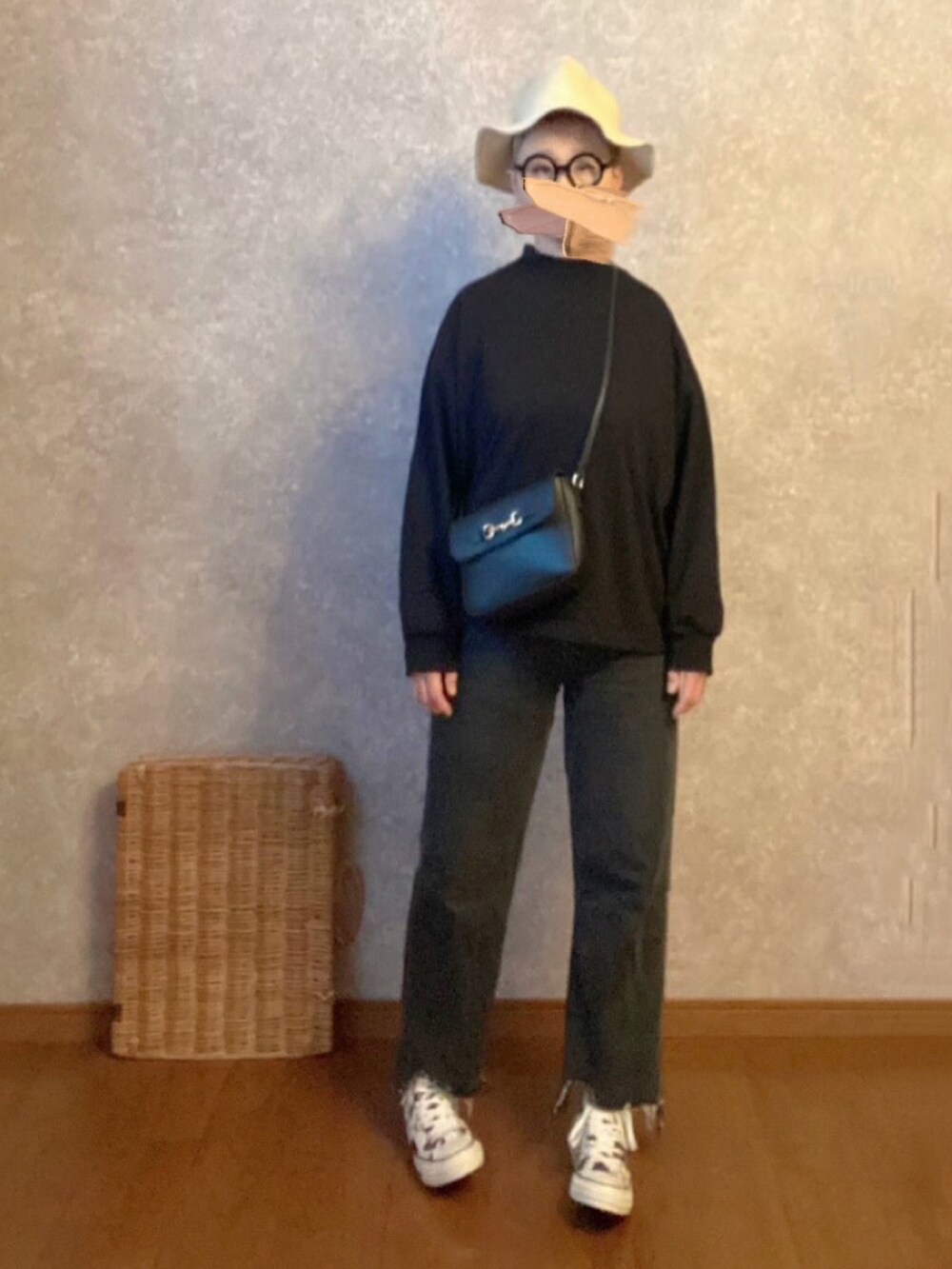 ホワイト系のスニーカー、ブラック系のパンツ、ブラック系のバッグを着用したレディースの春コーディネートの2枚目の写真