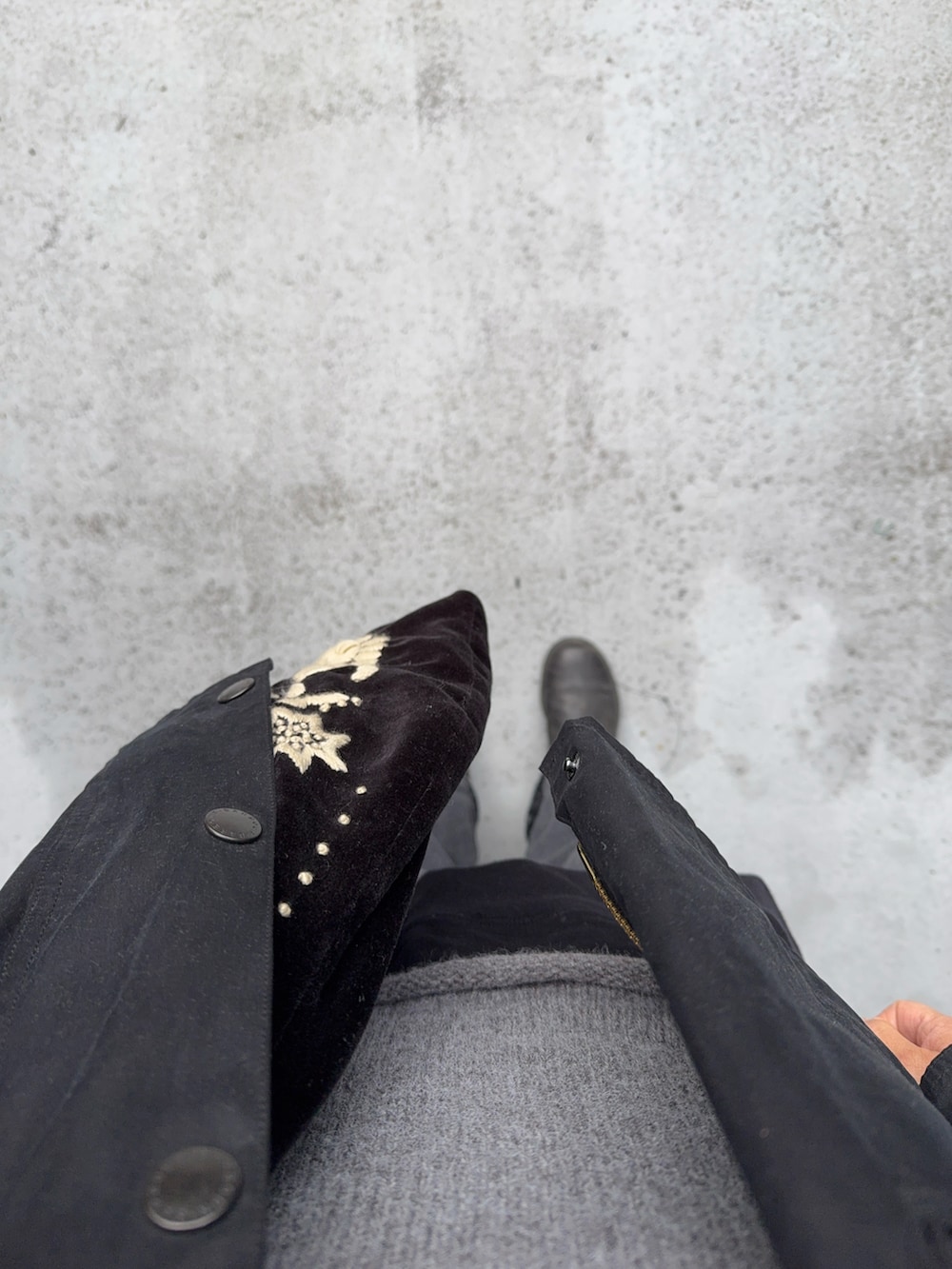 ブラック系のブーツ、グレー系のトップス、ブラック系のトップスを着用したレディースの秋コーディネートの3枚目の写真