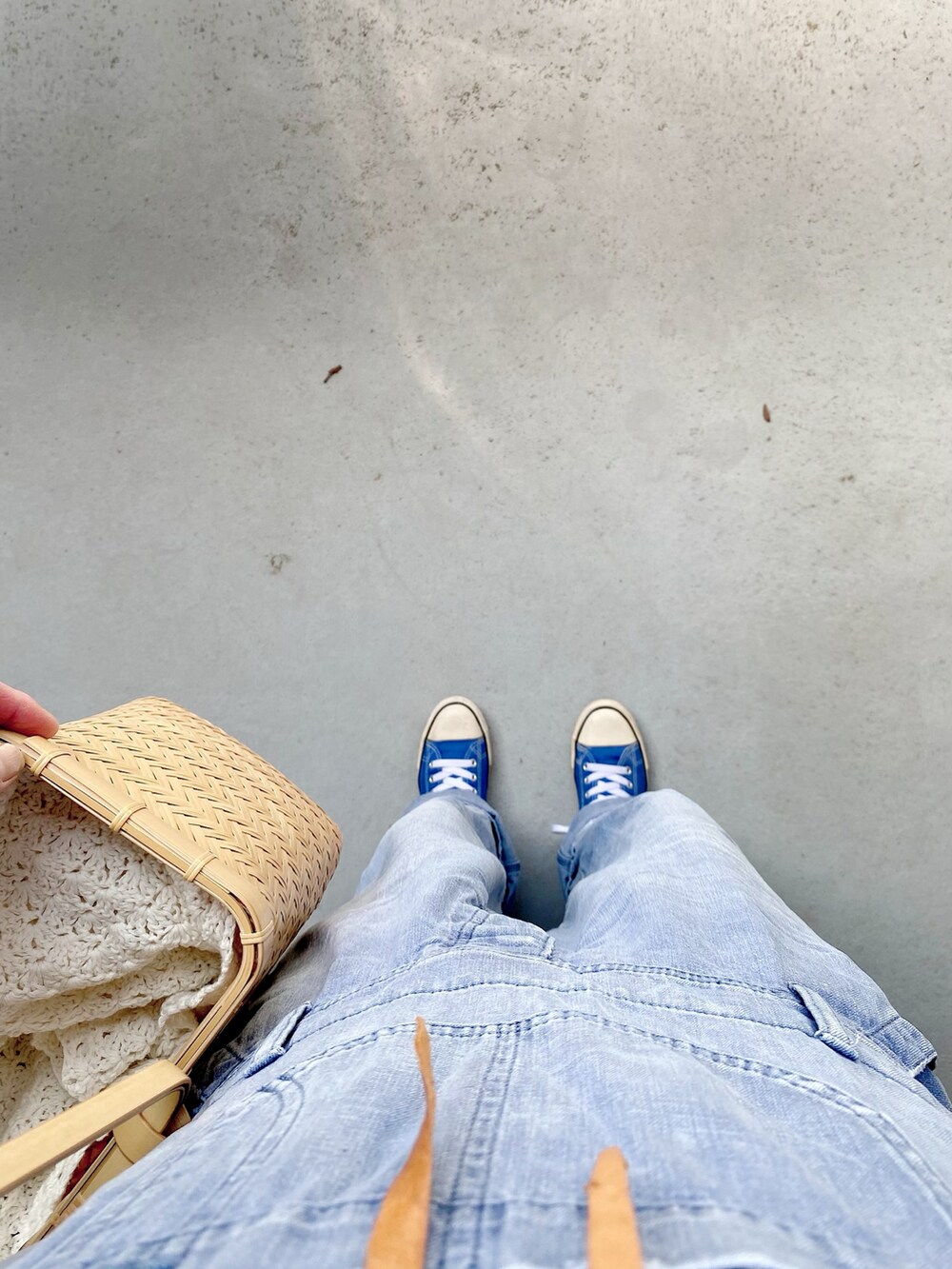 ブルー系のシューズ、ブルー系のオールインワン・サロペット、ベージュ系のバッグを着用したレディースの春コーディネートの3枚目の写真