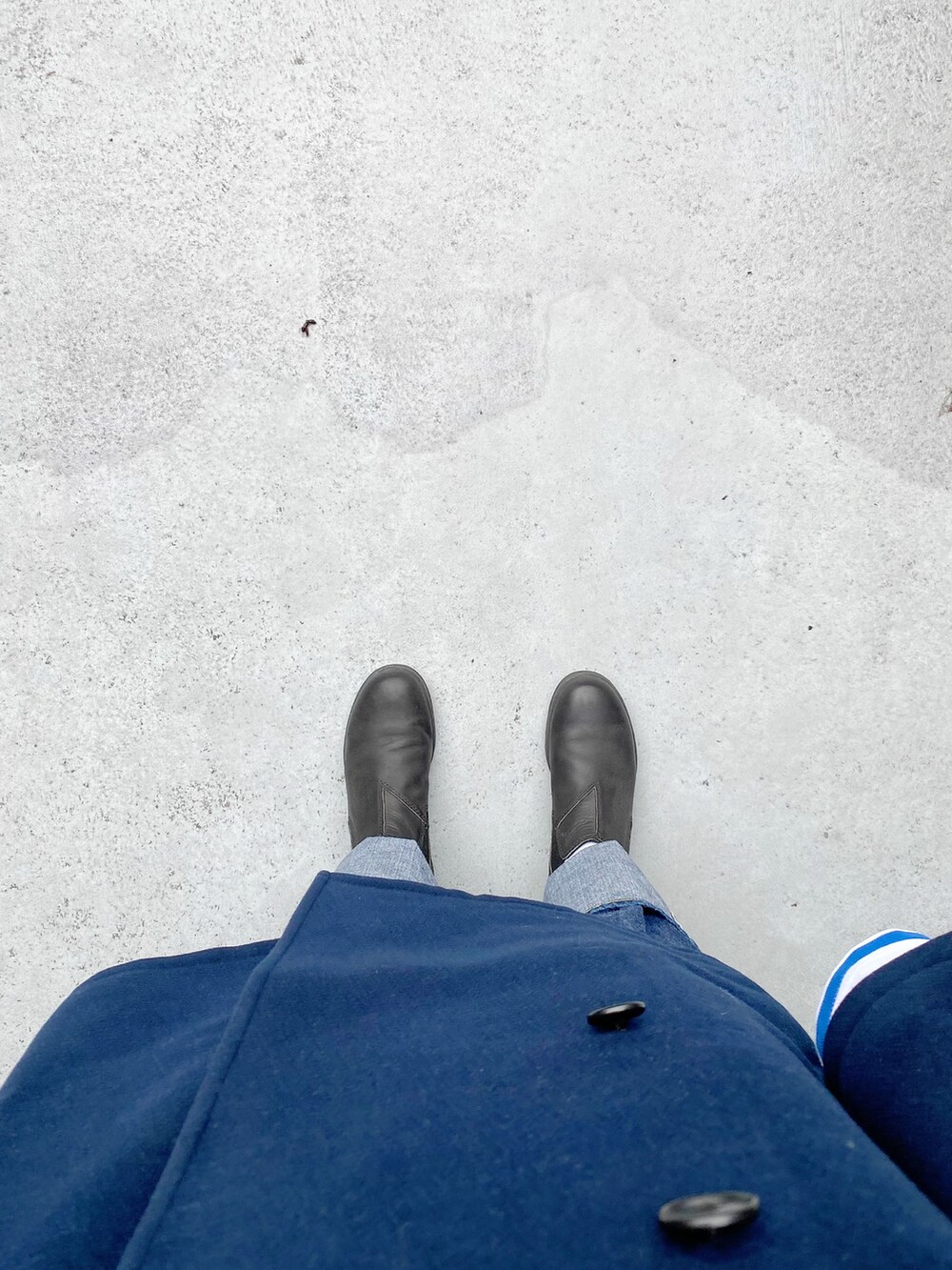 ブラック系のブーツ、ブルー系のデニムパンツ、ブルー系のピーコートを着用したレディースの秋コーディネートの3枚目の写真