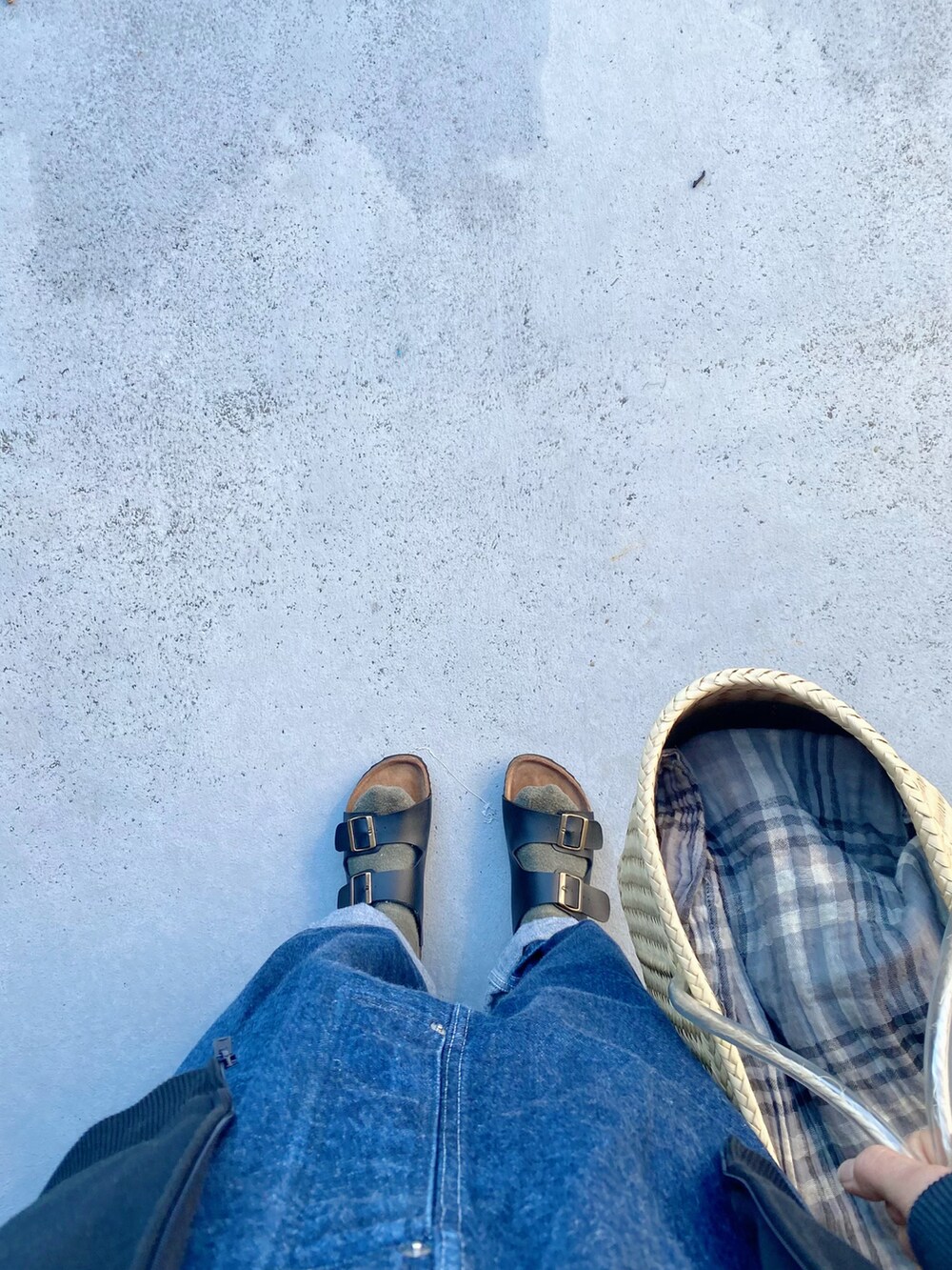 ブラック系のシューズ、ブルー系のサロペット/オーバーオール、ブラック系のジャケット/アウターを着用したレディースの冬コーディネートの3枚目の写真