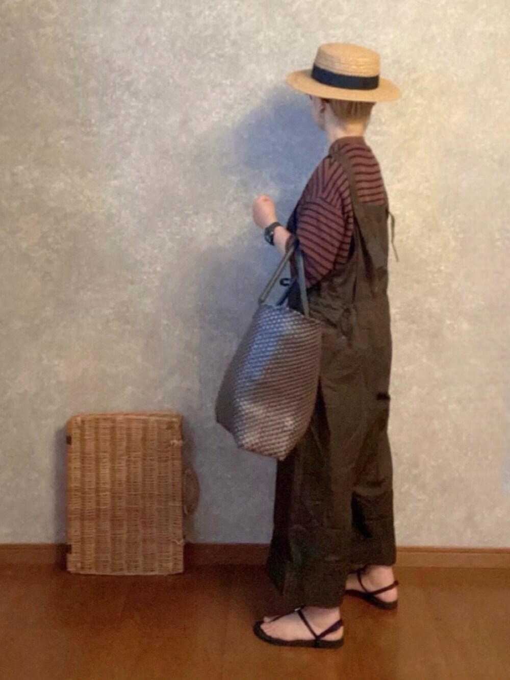 ブラック系のサンダル、ブラウン系のオールインワン・サロペット、ブラウン系のバッグを着用したレディースの夏コーディネートの2枚目の写真