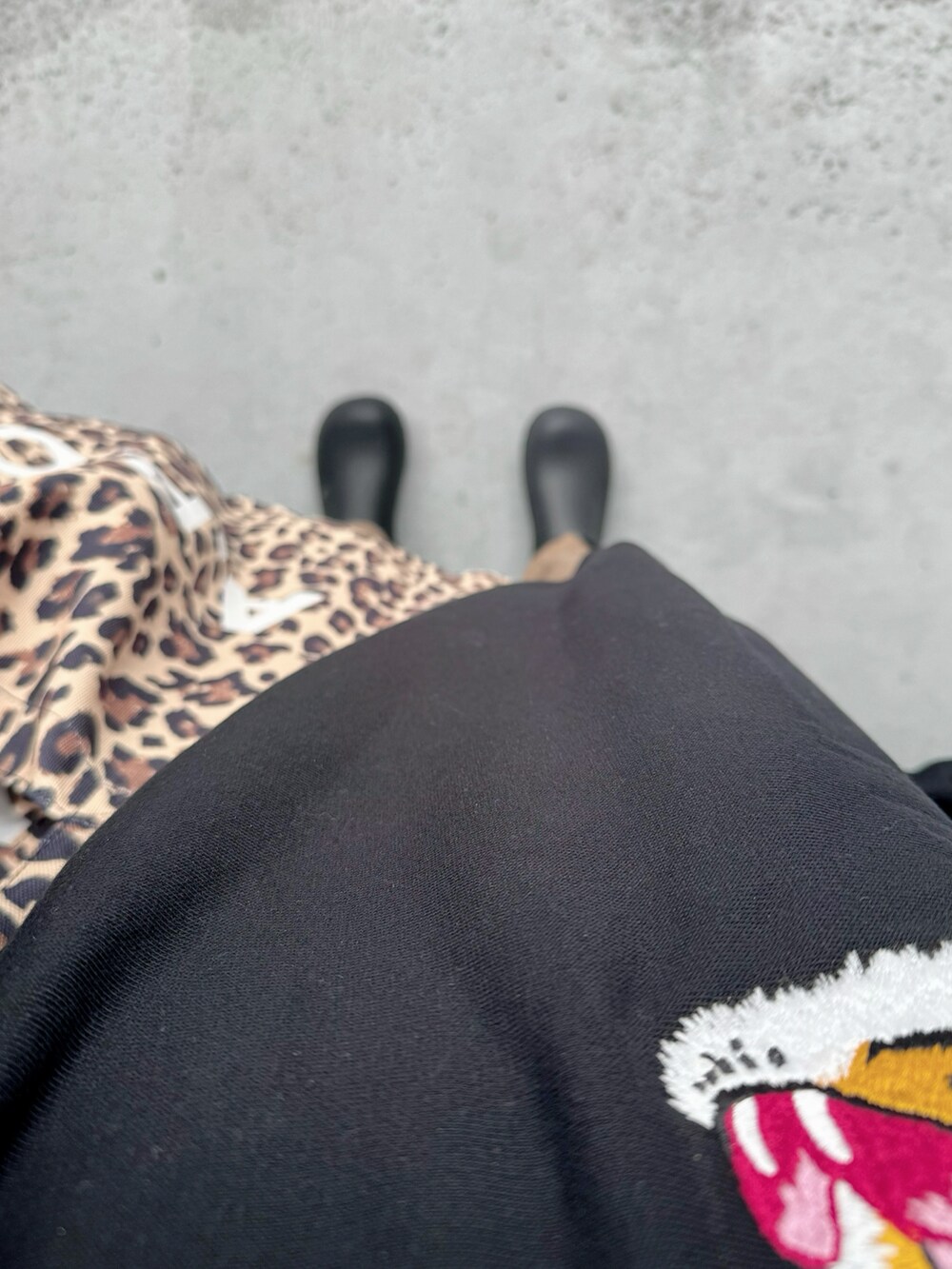 ブラック系のシューズ、ブラウン系のその他パンツ、その他のバッグを着用したレディースの秋コーディネートの2枚目の写真