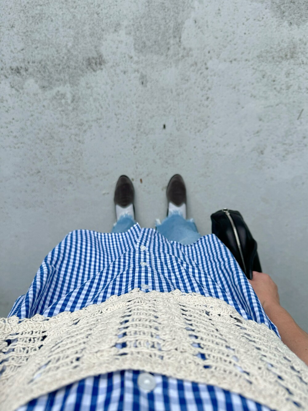 グレー系のスリッポン、ブルー系のパンツ、ブラック系のボストンバッグを着用したレディースの夏コーディネートの2枚目の写真