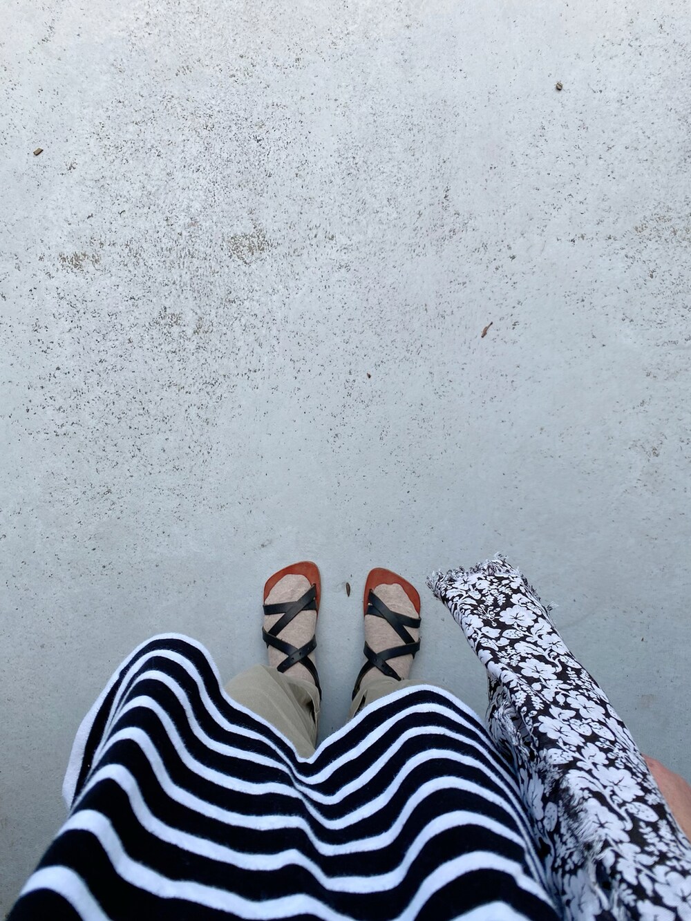 ブラック系のシューズ、ホワイト系のパンツ、グリーン系のトップスを着用したレディースの夏コーディネートの2枚目の写真