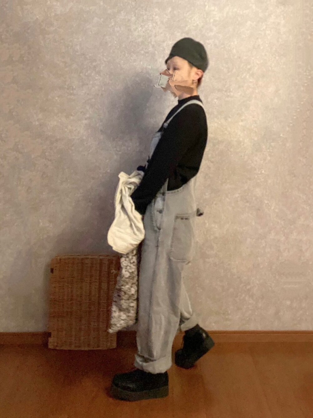 ブラック系のシューズ、ブラック系のバッグ、グレー系のサロペット/オーバーオールを着用したレディースの春コーディネートの2枚目の写真