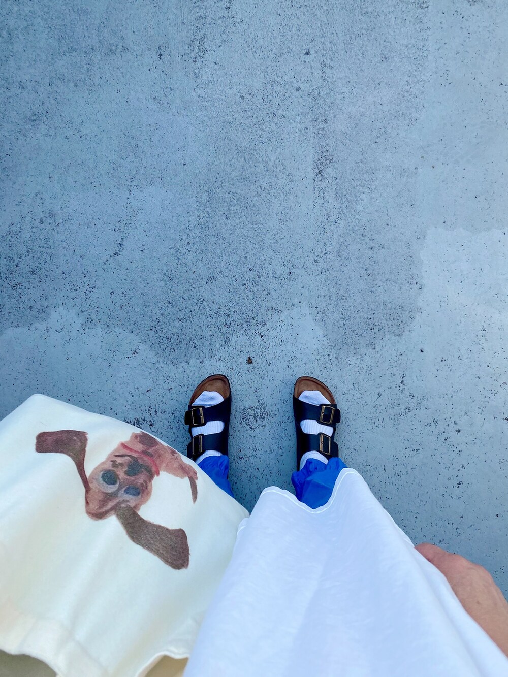 ブラック系のシューズ、ブルー系のその他パンツ、ホワイト系のバッグを着用したレディースの秋コーディネートの2枚目の写真