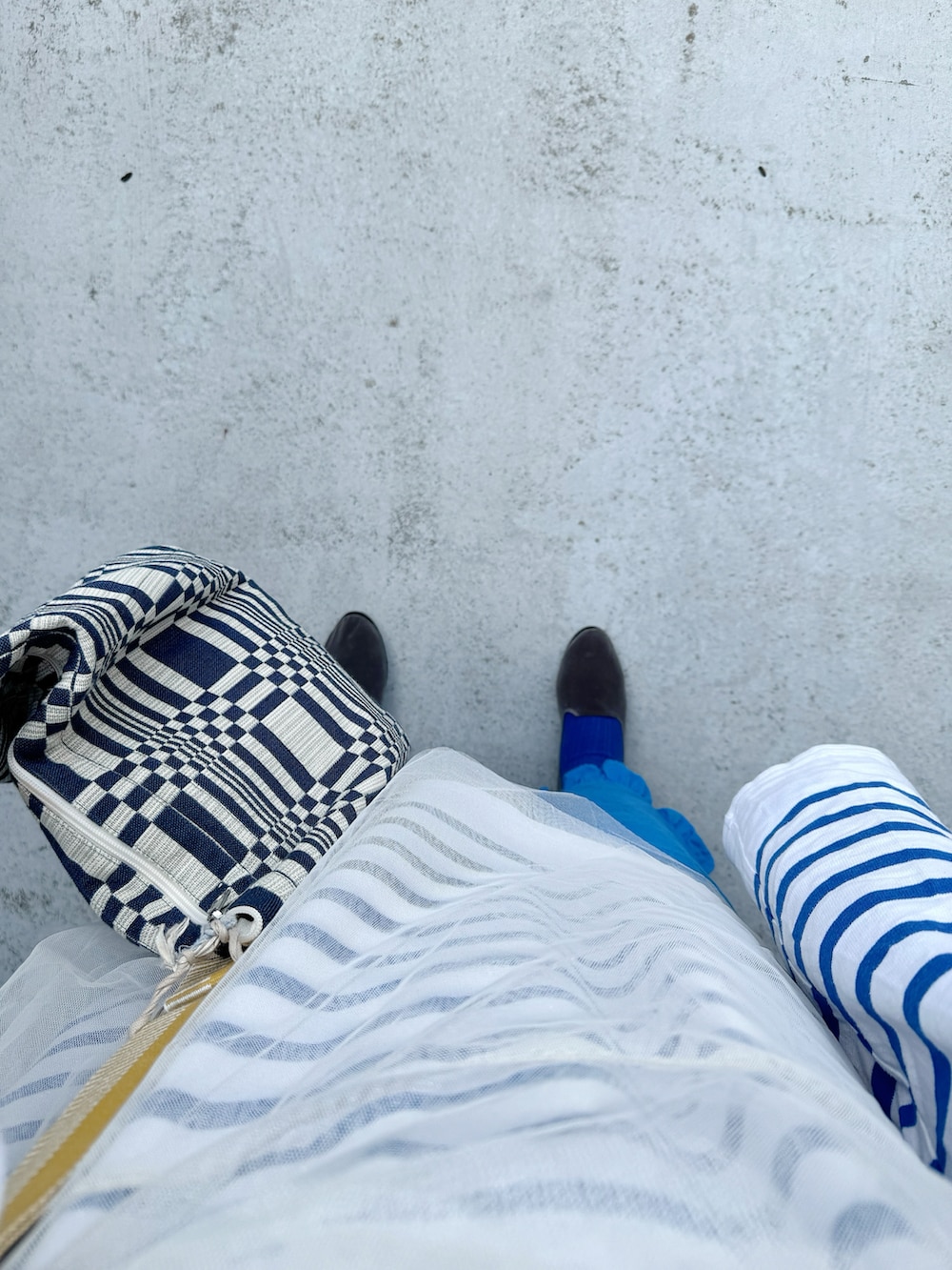 グレー系のスリッポン、ブルー系のその他パンツ、ホワイト系のトップスを着用したレディースの春コーディネートの2枚目の写真