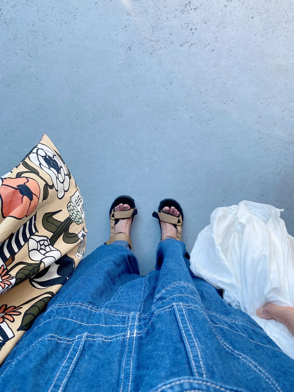 ベージュ系のシューズ、ベージュ系のエコバッグ/サブバッグ、ブルー系のサロペット/オーバーオールを着用したレディースの夏コーディネートの3枚目の写真