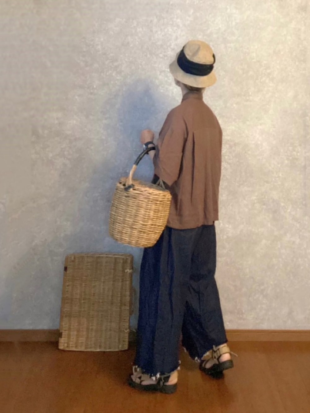 ベージュ系のシューズ、ブルー系のパンツ、ベージュ系のバッグを着用したレディースの秋コーディネートの2枚目の写真