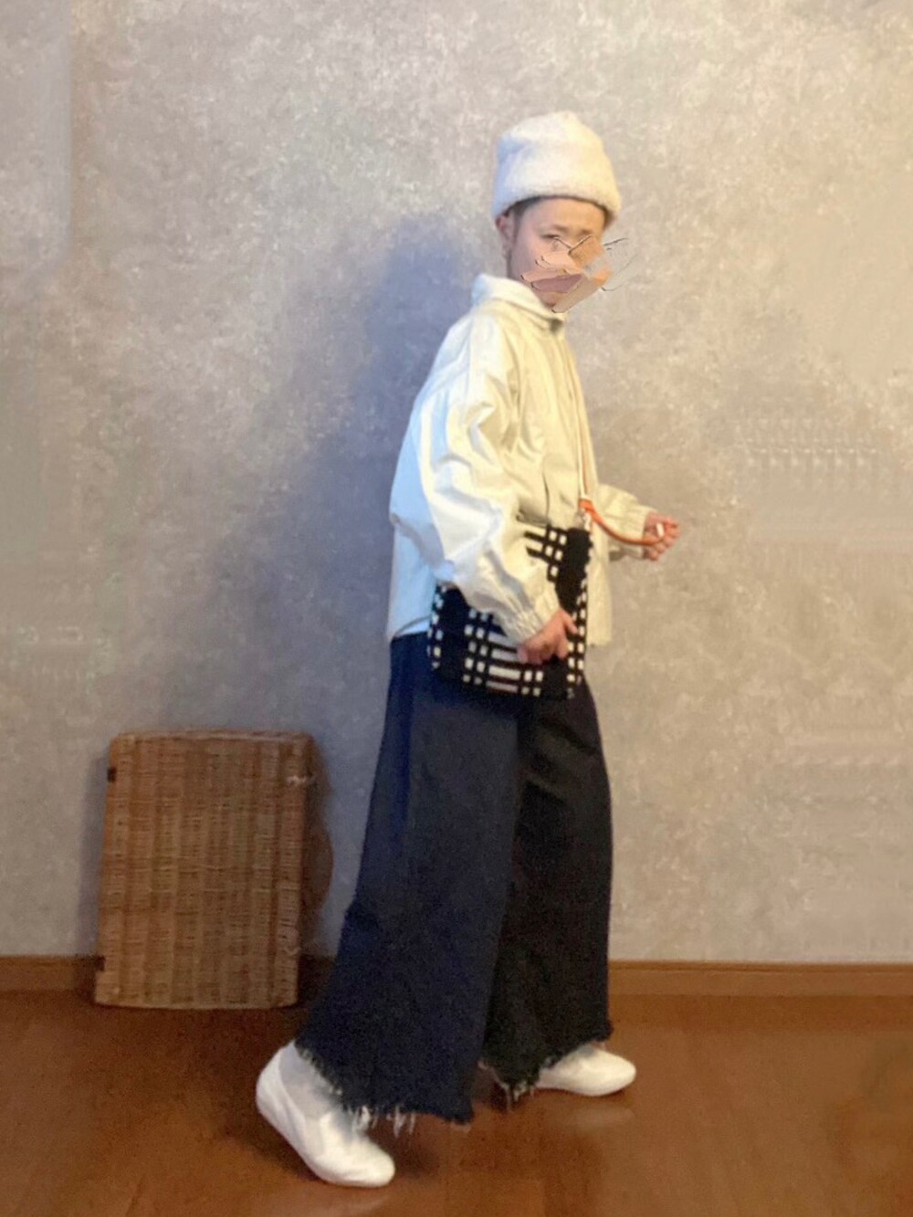 ホワイト系のシューズ、ブルー系のパンツ、ブラック系のバッグを着用したレディースの冬コーディネートの2枚目の写真