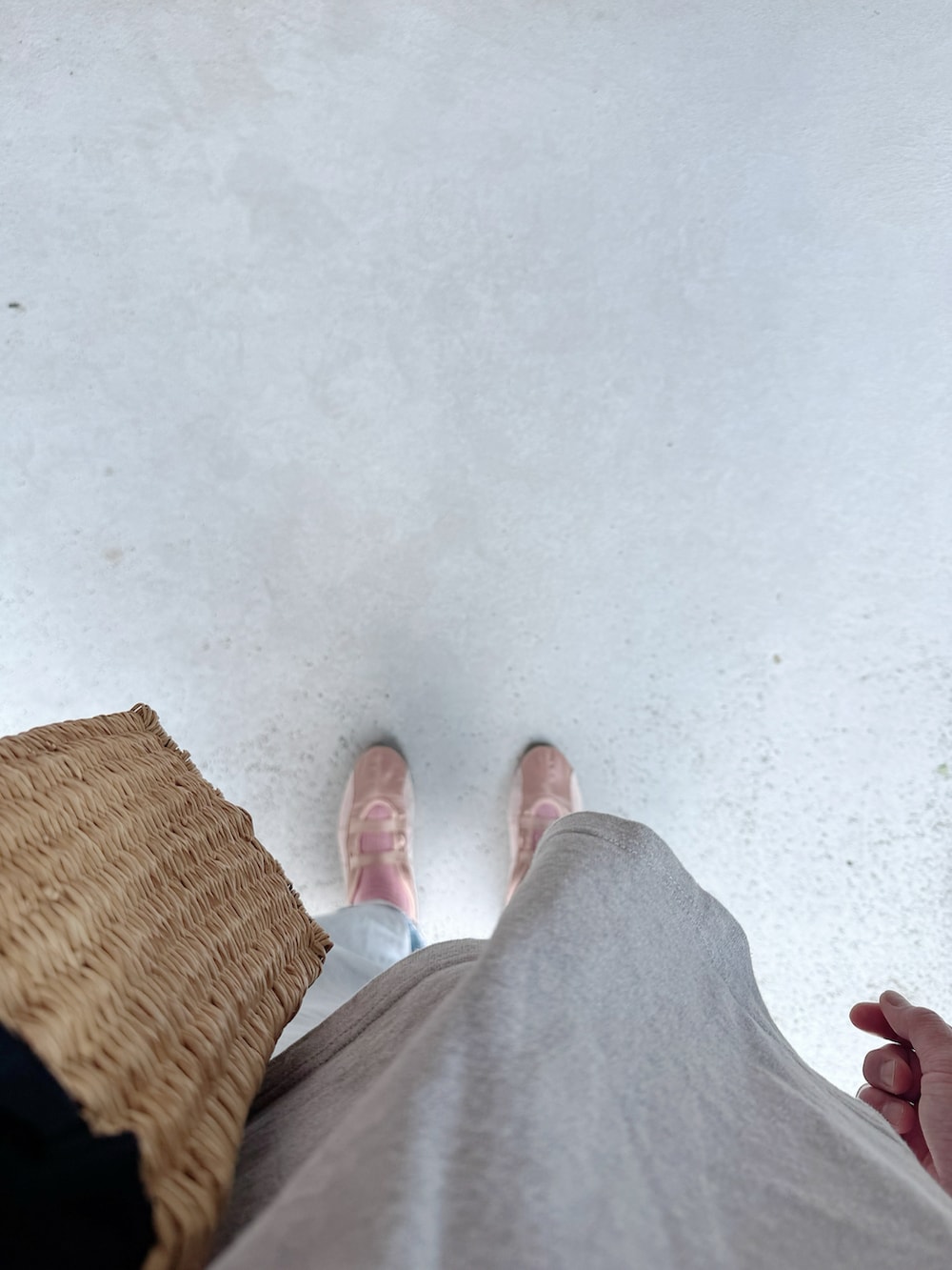 ピンク系のシューズ、ブルー系のパンツ、ベージュ系のバッグを着用したレディースの夏コーディネートの2枚目の写真