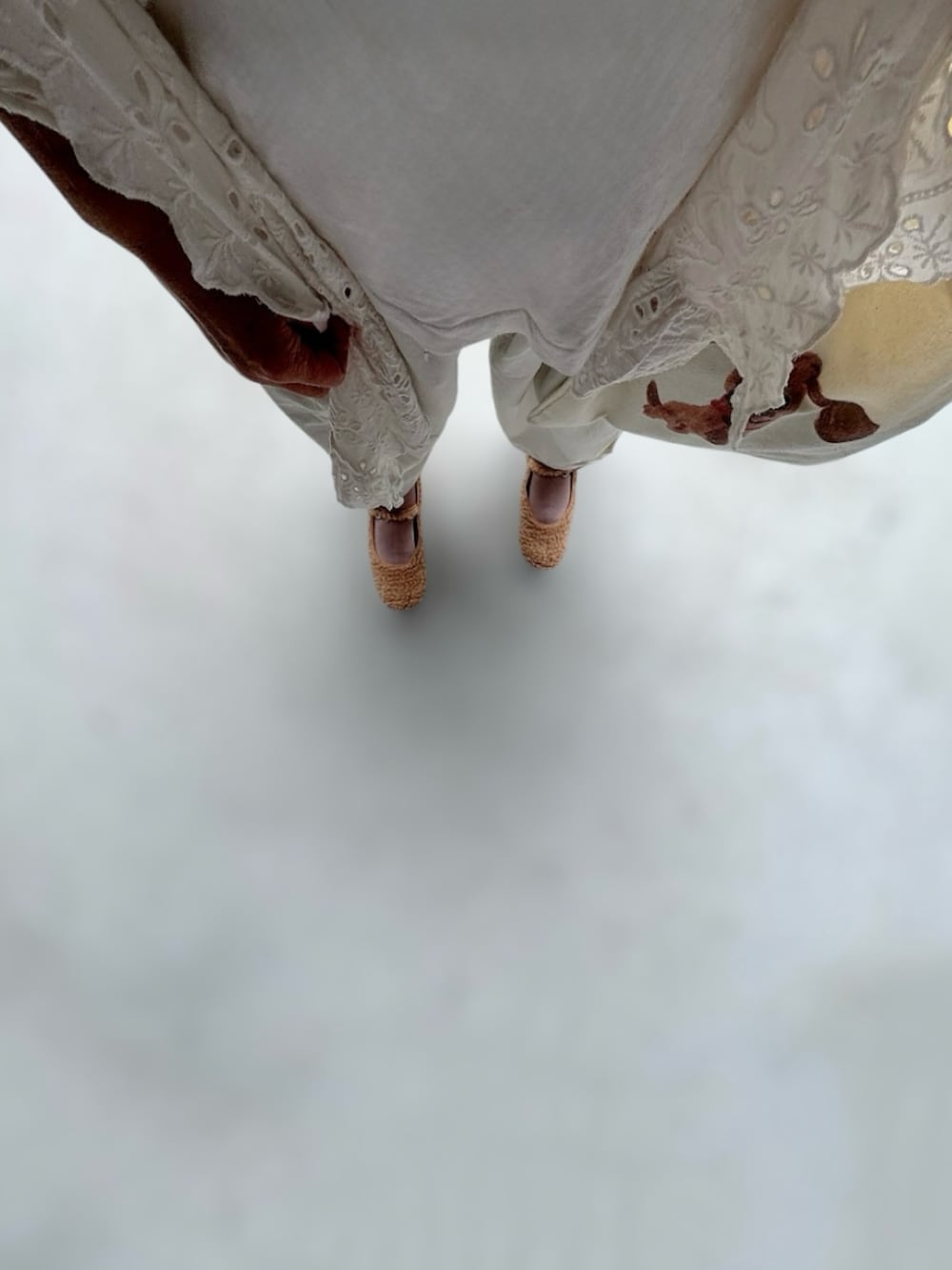 ベージュ系のシューズ、ホワイト系のパンツ、ホワイト系のバッグを着用したレディースの秋コーディネートの2枚目の写真
