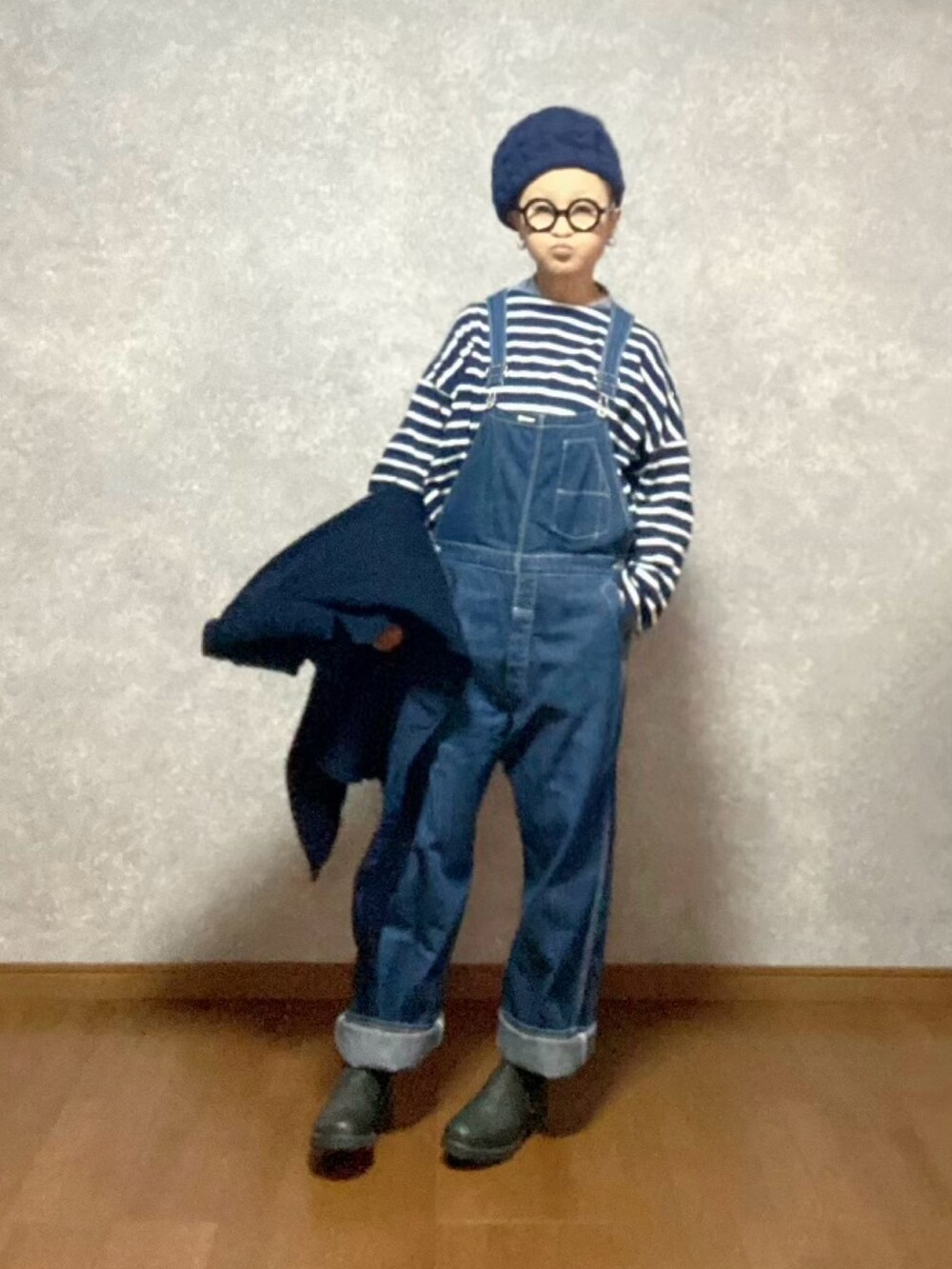 ブラック系のブーツ、ブルー系のオールインワン・サロペット、ブルー系のジャケット/アウターを着用したレディースの冬コーディネートの2枚目の写真