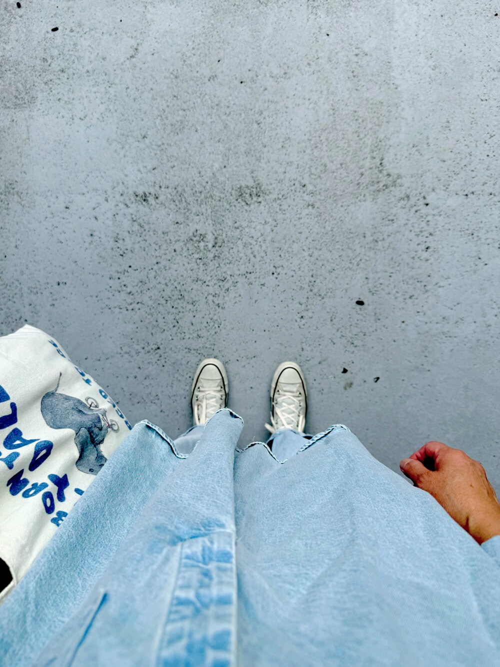 ブルー系のスニーカー、ブルー系のパンツ、ホワイト系のバッグを着用したレディースの夏コーディネートの2枚目の写真