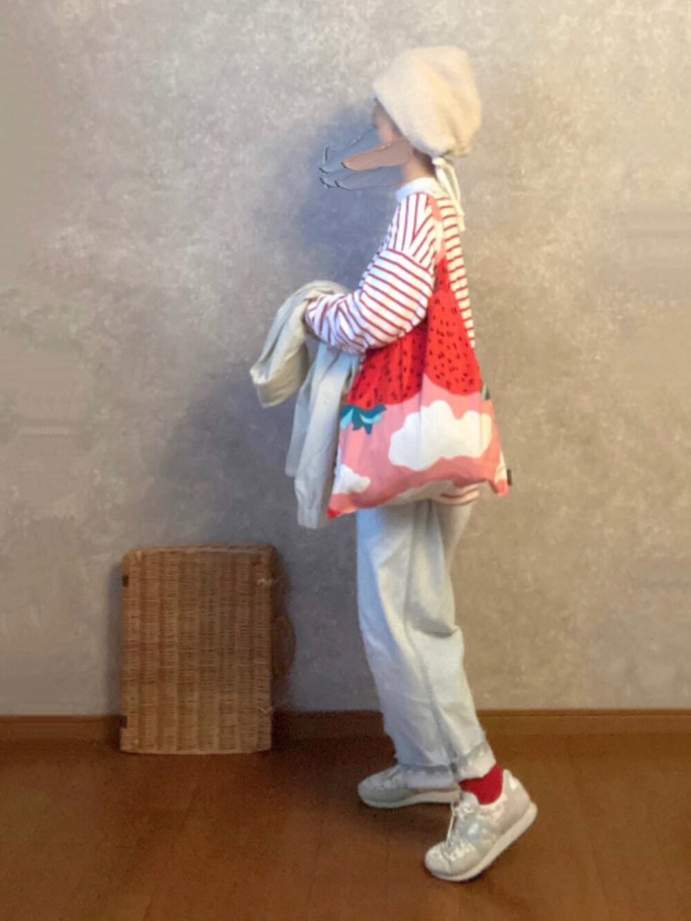 その他のシューズ、ブルー系のパンツ、レッド系のエコバッグ/サブバッグを着用したレディースの冬コーディネートの2枚目の写真