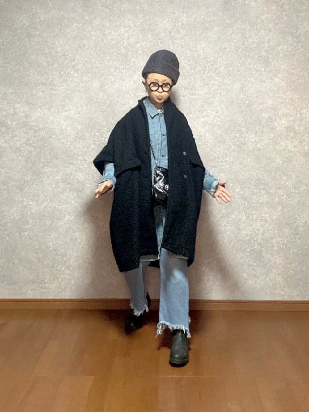 ブラック系のブーツ、ブルー系のパンツ、ブルー系のトップスを着用したレディースの秋コーディネートの2枚目の写真