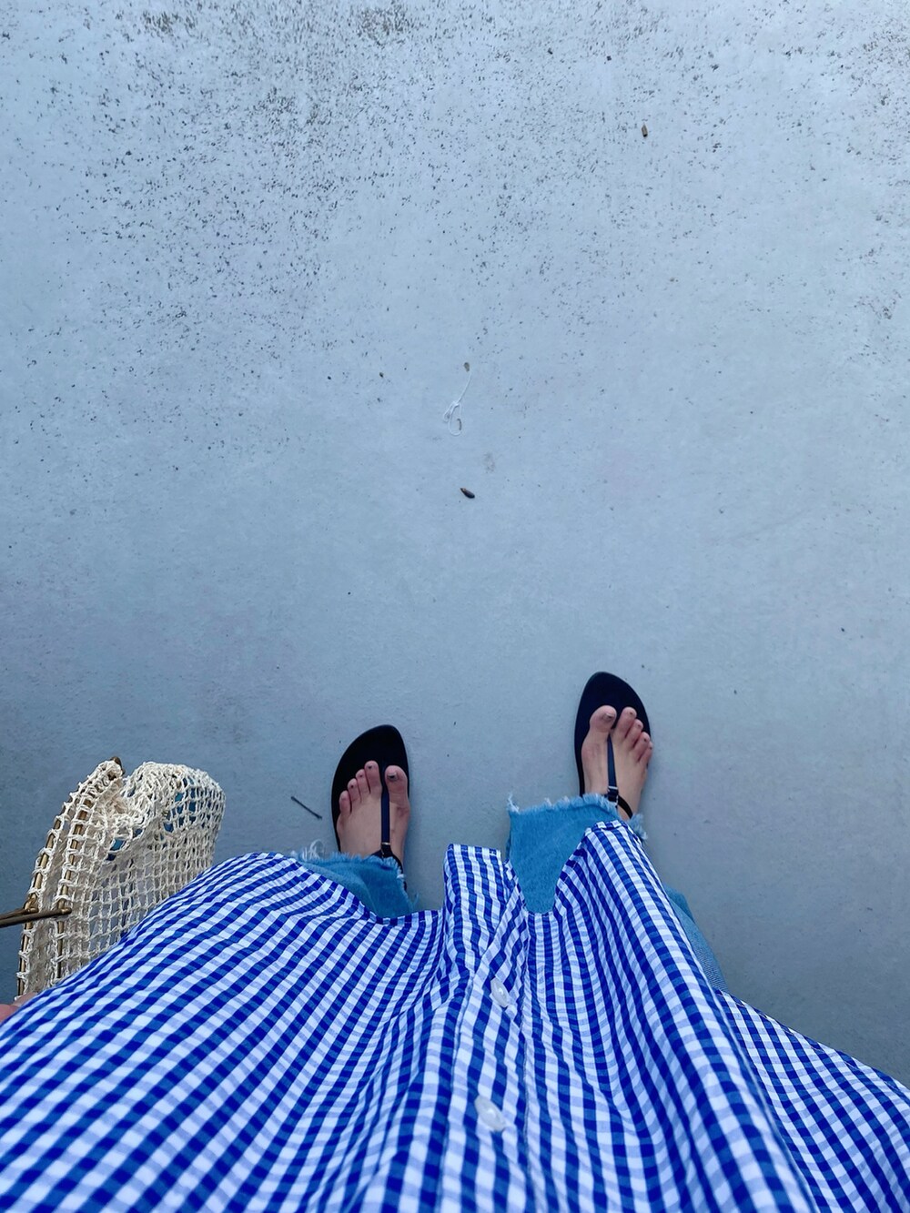 ブラック系のサンダル、ホワイト系のトートバッグ、ブルー系のシャツ/ブラウスを着用したレディースの夏コーディネートの3枚目の写真