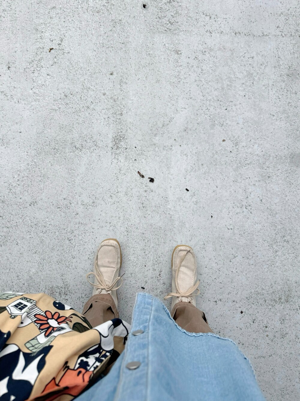 ベージュ系のシューズ、ブラウン系のその他パンツ、ベージュ系のエコバッグ/サブバッグを着用したレディースの秋コーディネートの2枚目の写真