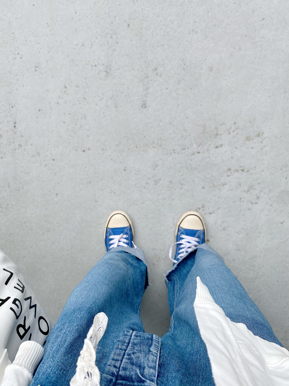 ブルー系のシューズ、ブルー系のサロペット/オーバーオール、ホワイト系のトップスを着用したレディースの春コーディネートの2枚目の写真