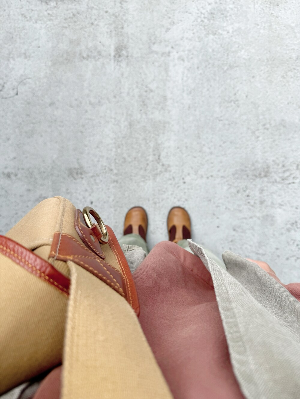 ブラウン系のシューズ、グリーン系のパンツ、グリーン系のトップスを着用したレディースの秋コーディネートの2枚目の写真