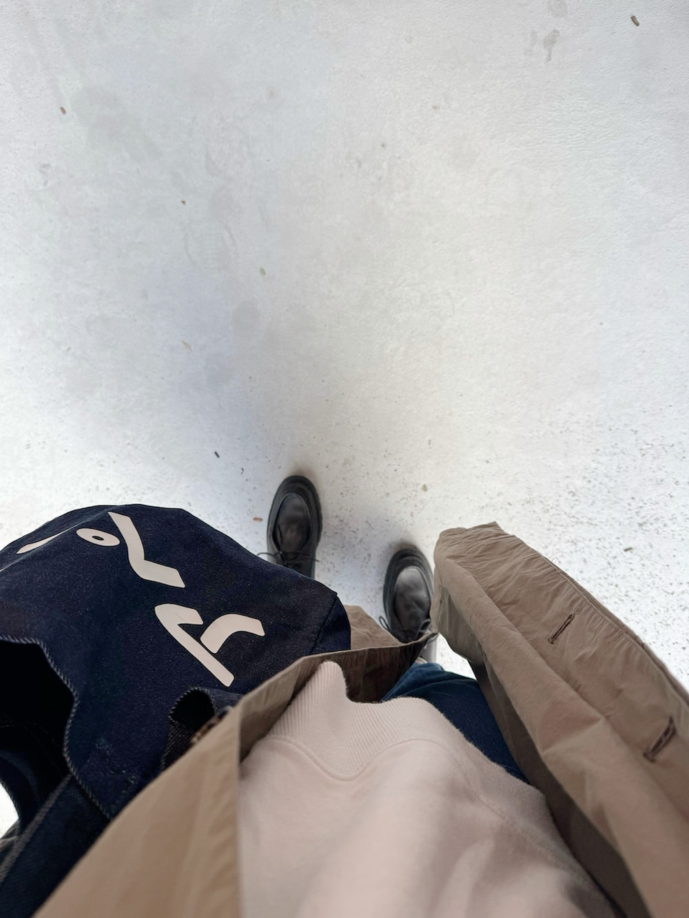 ブラック系のその他シューズ、ブルー系のパンツ、ブルー系のバッグを着用したレディースの秋コーディネートの2枚目の写真