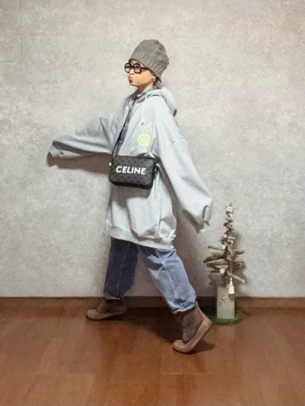 ブラウン系のシューズ、ブルー系のオールインワン・サロペット、グレー系のトップスを着用したレディースの冬コーディネートの2枚目の写真