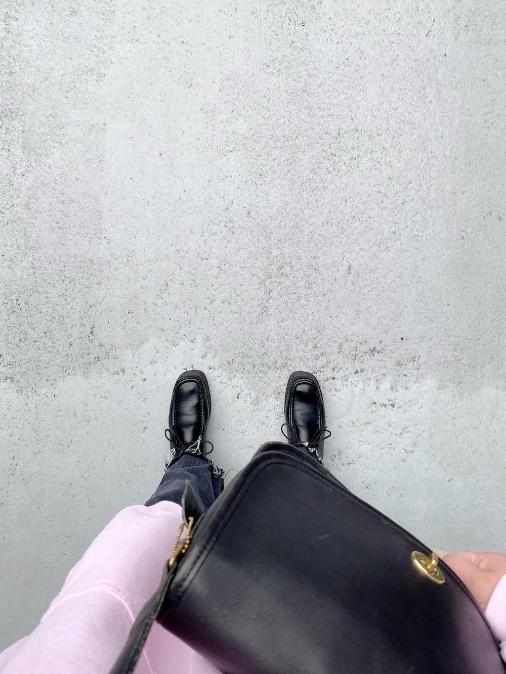 ブラック系のシューズ、ブラック系のパンツ、ピンク系のパーカーを着用したレディースの春コーディネートの2枚目の写真