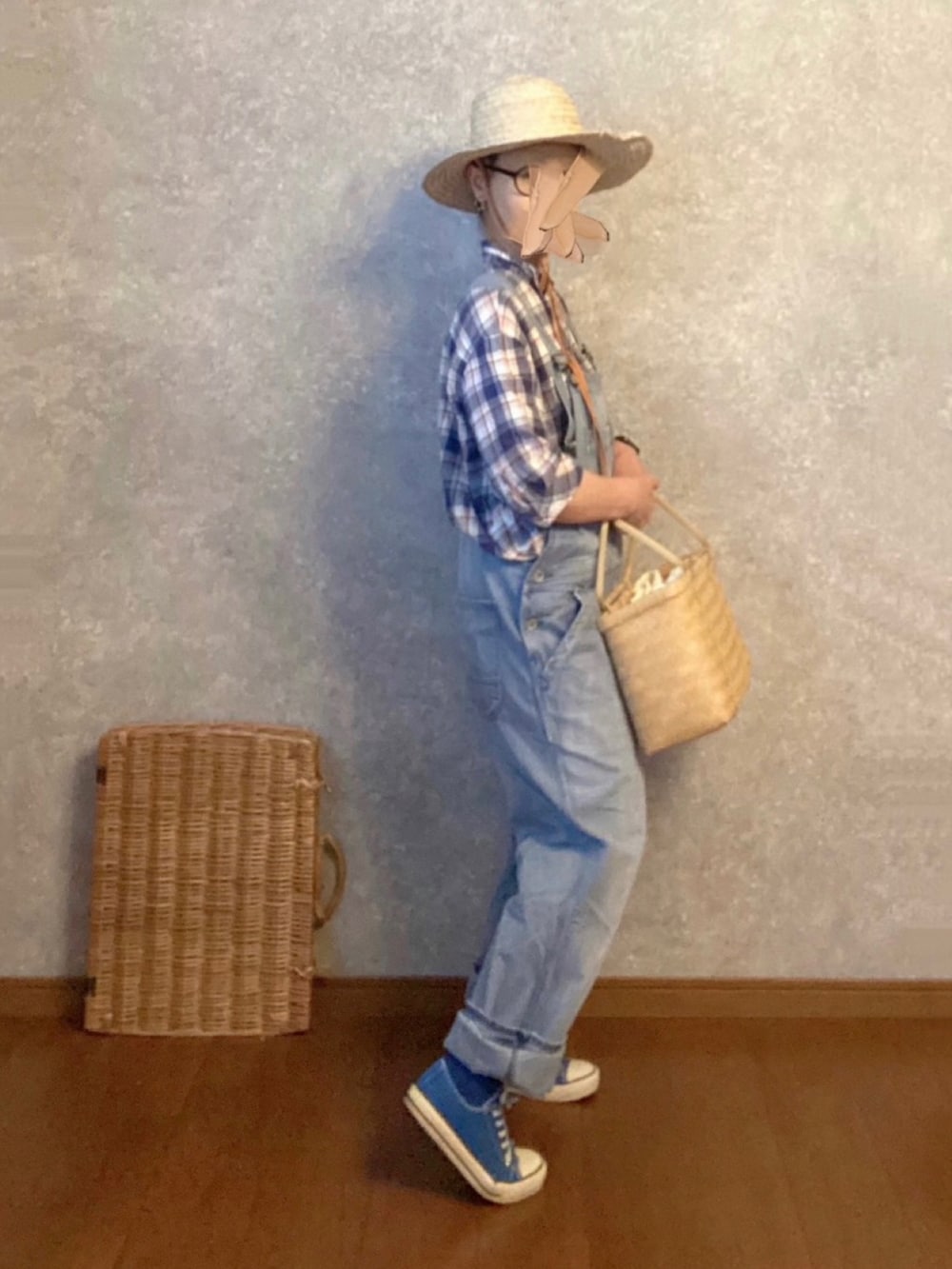 ブルー系のシューズ、ブルー系のオールインワン・サロペット、ベージュ系のバッグを着用したレディースの春コーディネートの2枚目の写真