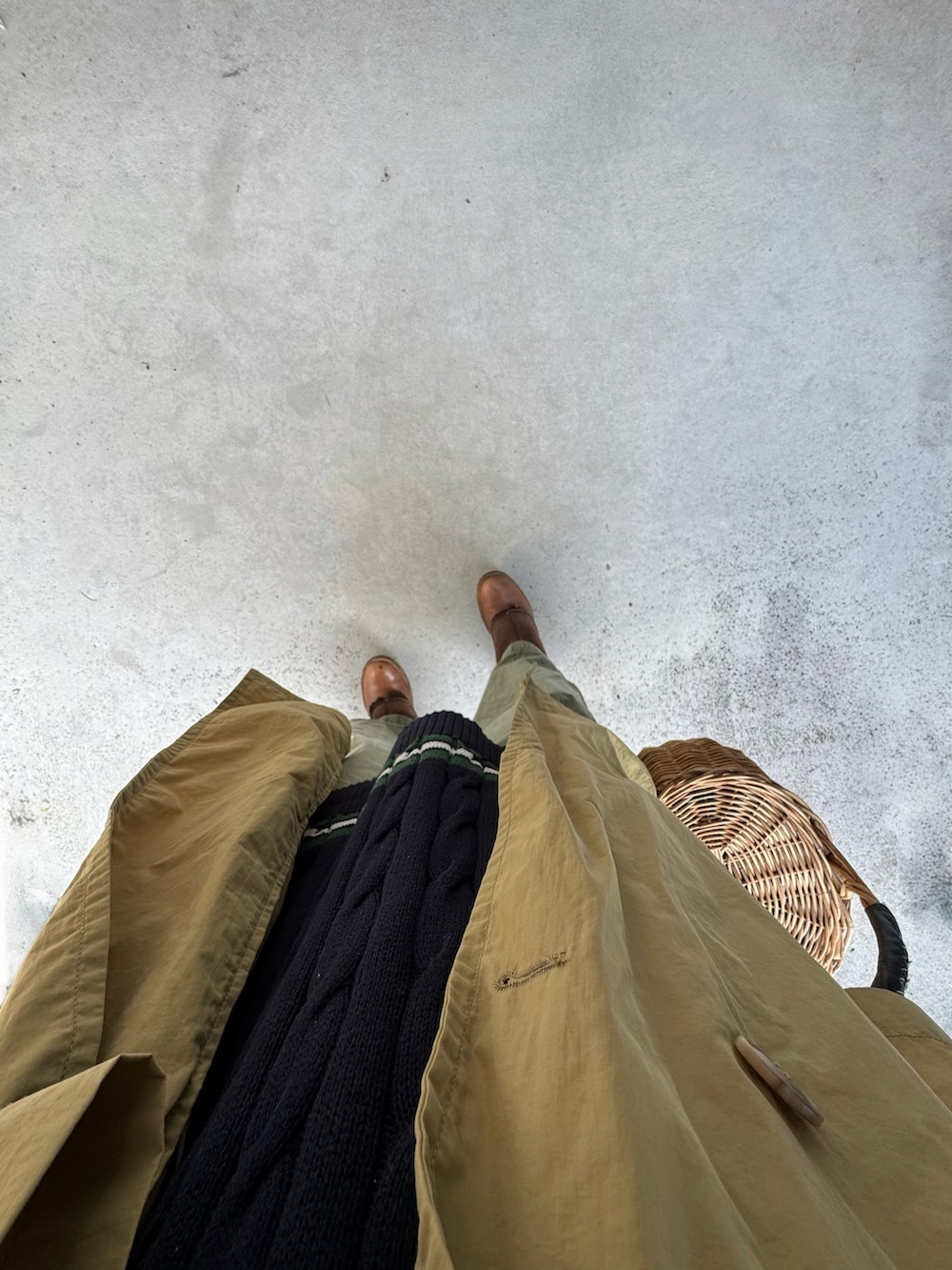 ブラウン系のシューズ、ベージュ系のバッグ、グリーン系のパンツを着用したレディースの冬コーディネートの2枚目の写真