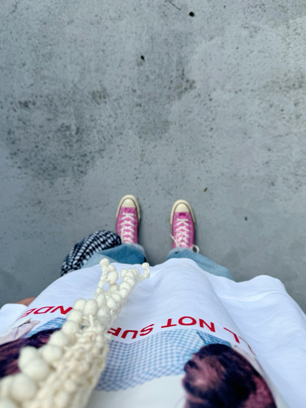 ピンク系のスニーカー、ブルー系のパンツ、ブルー系のバッグを着用したレディースの秋コーディネートの2枚目の写真