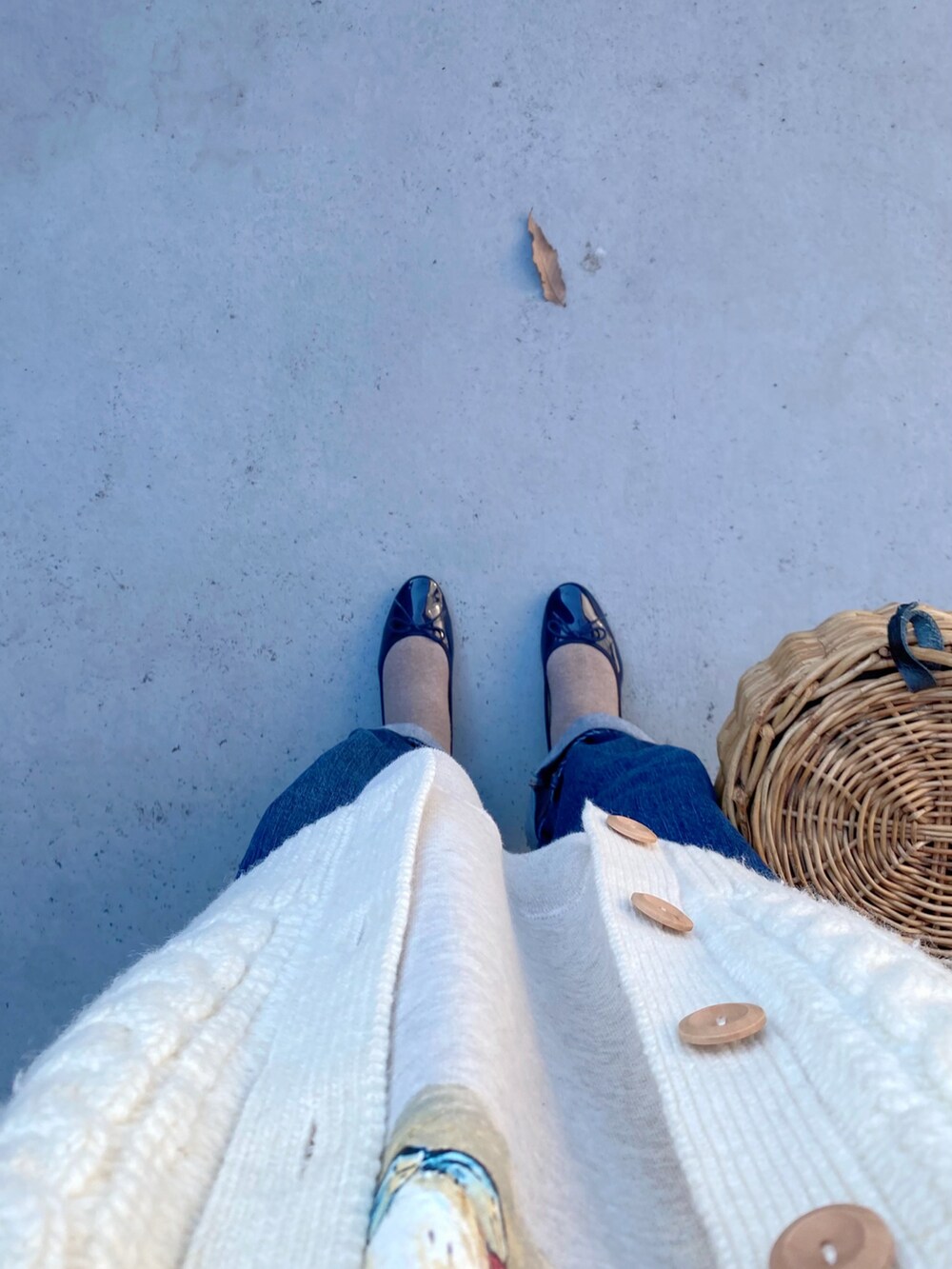 ブルー系のシューズ、ブルー系のパンツ、ベージュ系のバッグを着用したレディースの冬コーディネートの3枚目の写真