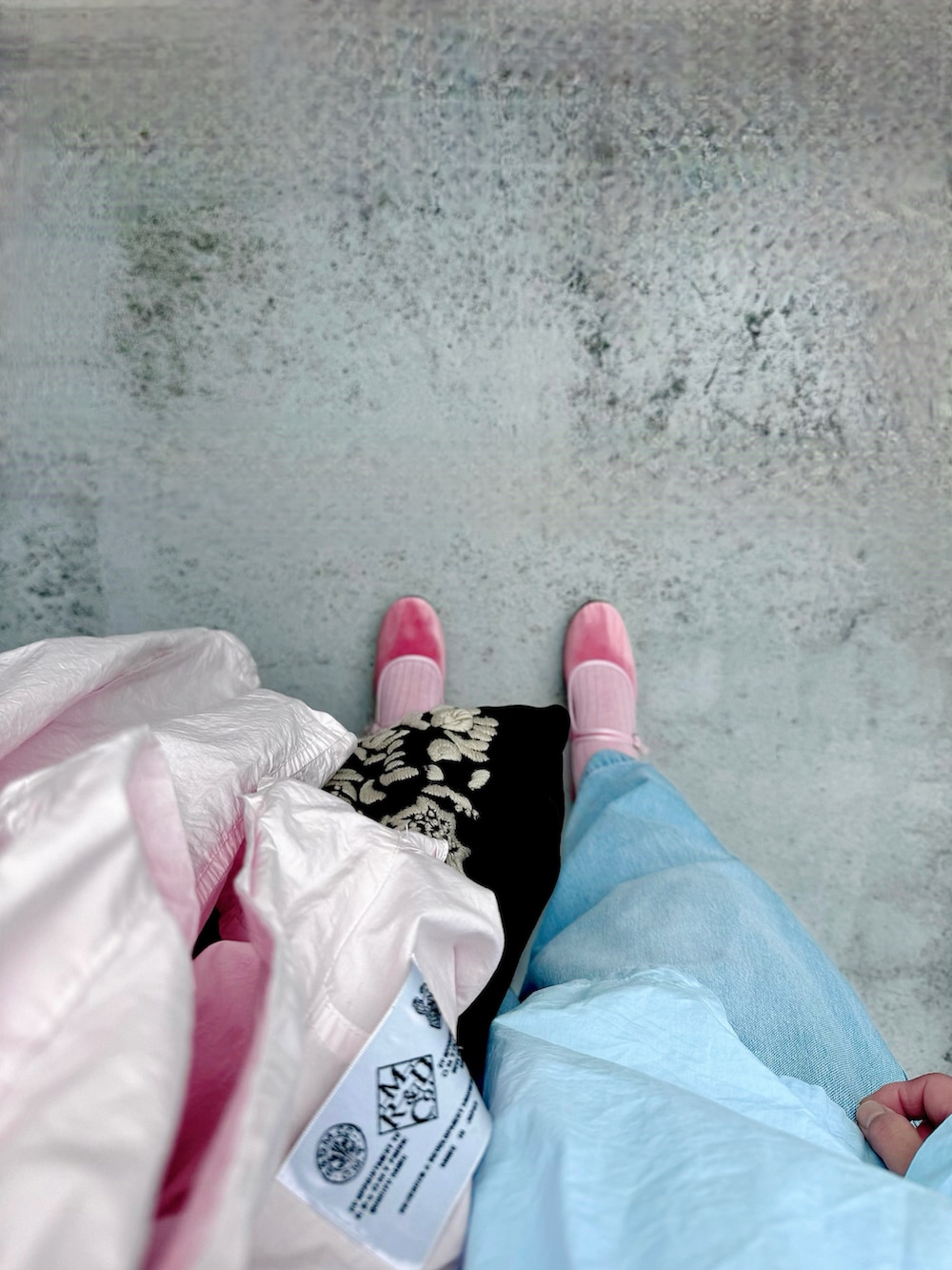 ピンク系のシューズ、ブルー系のデニムパンツ、ブラック系のバッグを着用したレディースの秋コーディネートの3枚目の写真