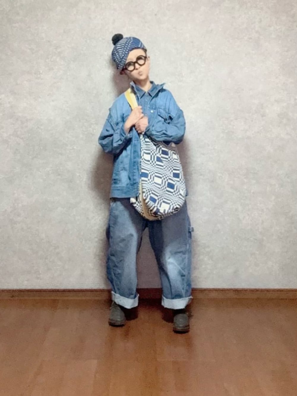 ブラウン系のシューズ、ブルー系のオールインワン・サロペット、ブルー系のバッグを着用したレディースの春コーディネートの2枚目の写真