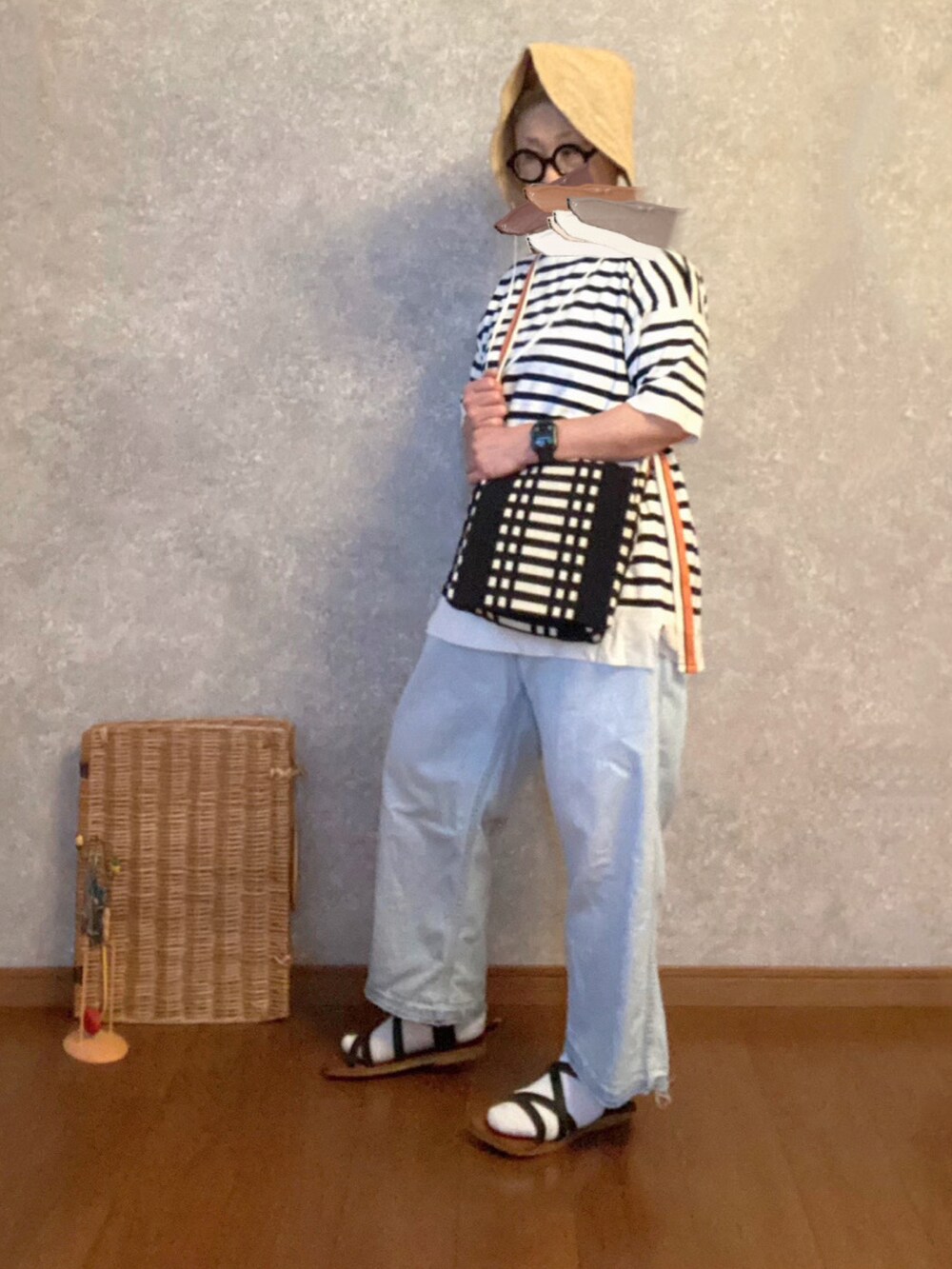 ブラック系のシューズ、ブルー系のパンツ、ブラック系のバッグを着用したレディースの春コーディネートの2枚目の写真