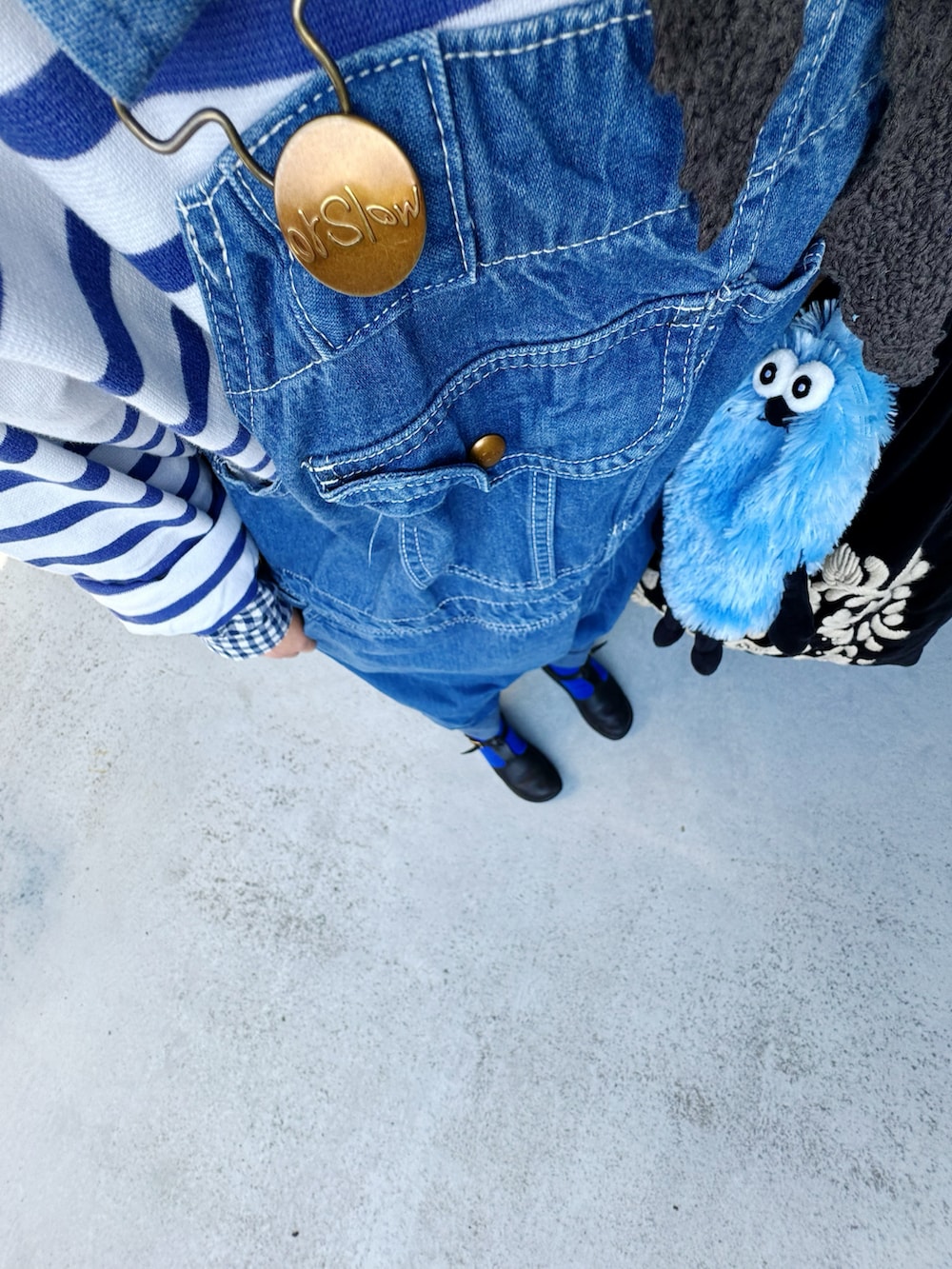 ブラック系のシューズ、ブラック系のバッグ、ブルー系のサロペット/オーバーオールを着用したレディースの春コーディネートの2枚目の写真