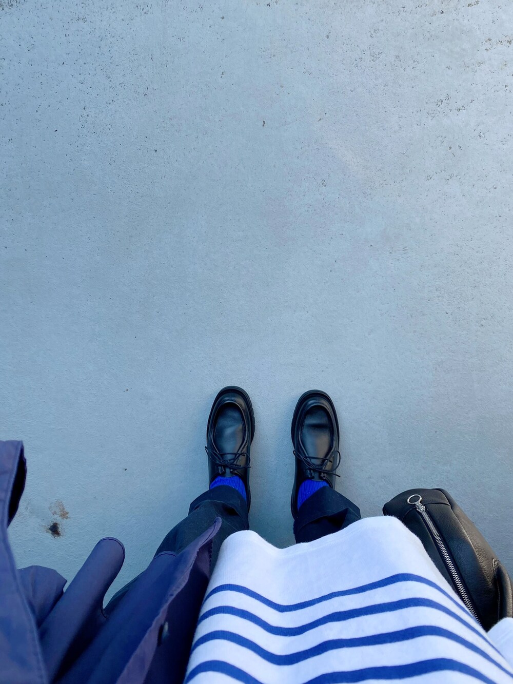 ブラック系のモカシン/デッキシューズ、ブルー系のパンツ、ブルー系のトップスを着用したレディースの春コーディネートの3枚目の写真